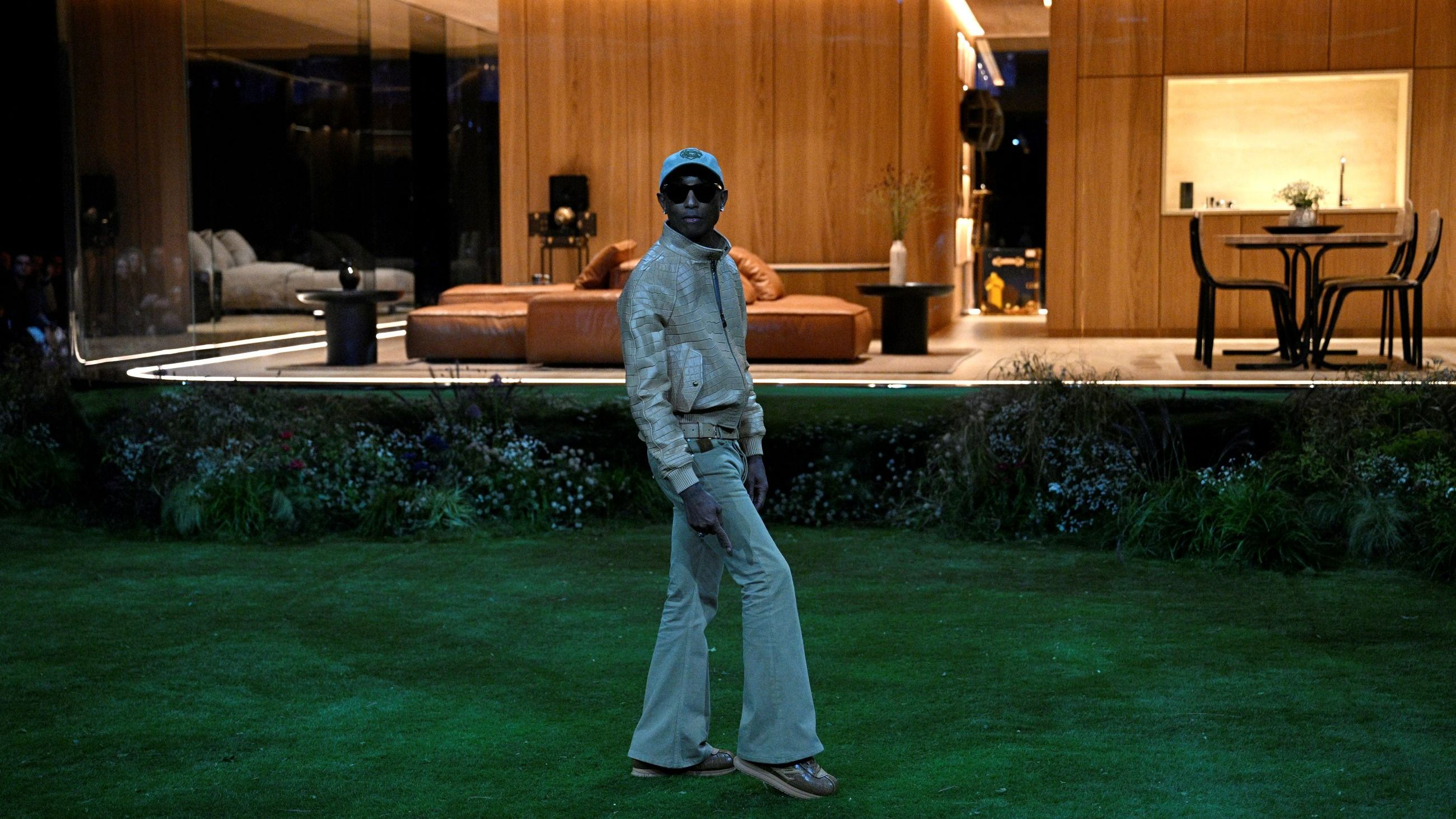 Il direttore creativo Pharrell Williams saluta il pubblico durante la sfilata Louis Vuitton Uomo Autunno/Inverno 2026-2027 - Credits Getty Images