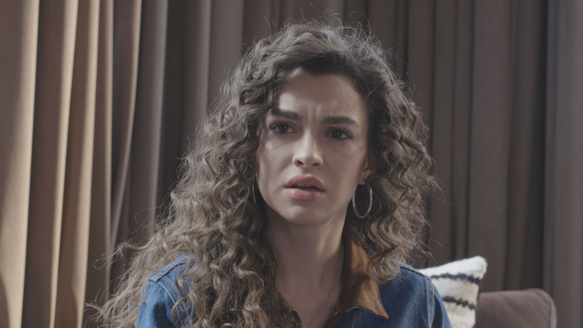 Su Burcu Yazgi Coskun (Canfeza) in una scena di Racconto di una notte