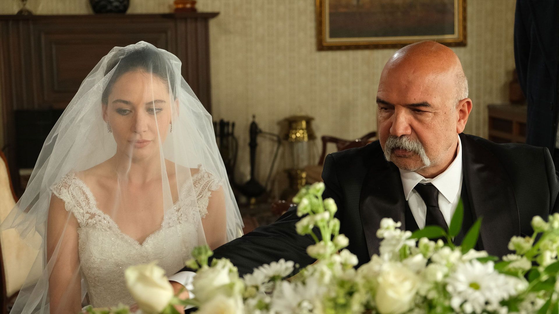 Ilayda Çevik (Betül Arcan) e Altan Gördüm (Hasmet Çolak) in Terra amara