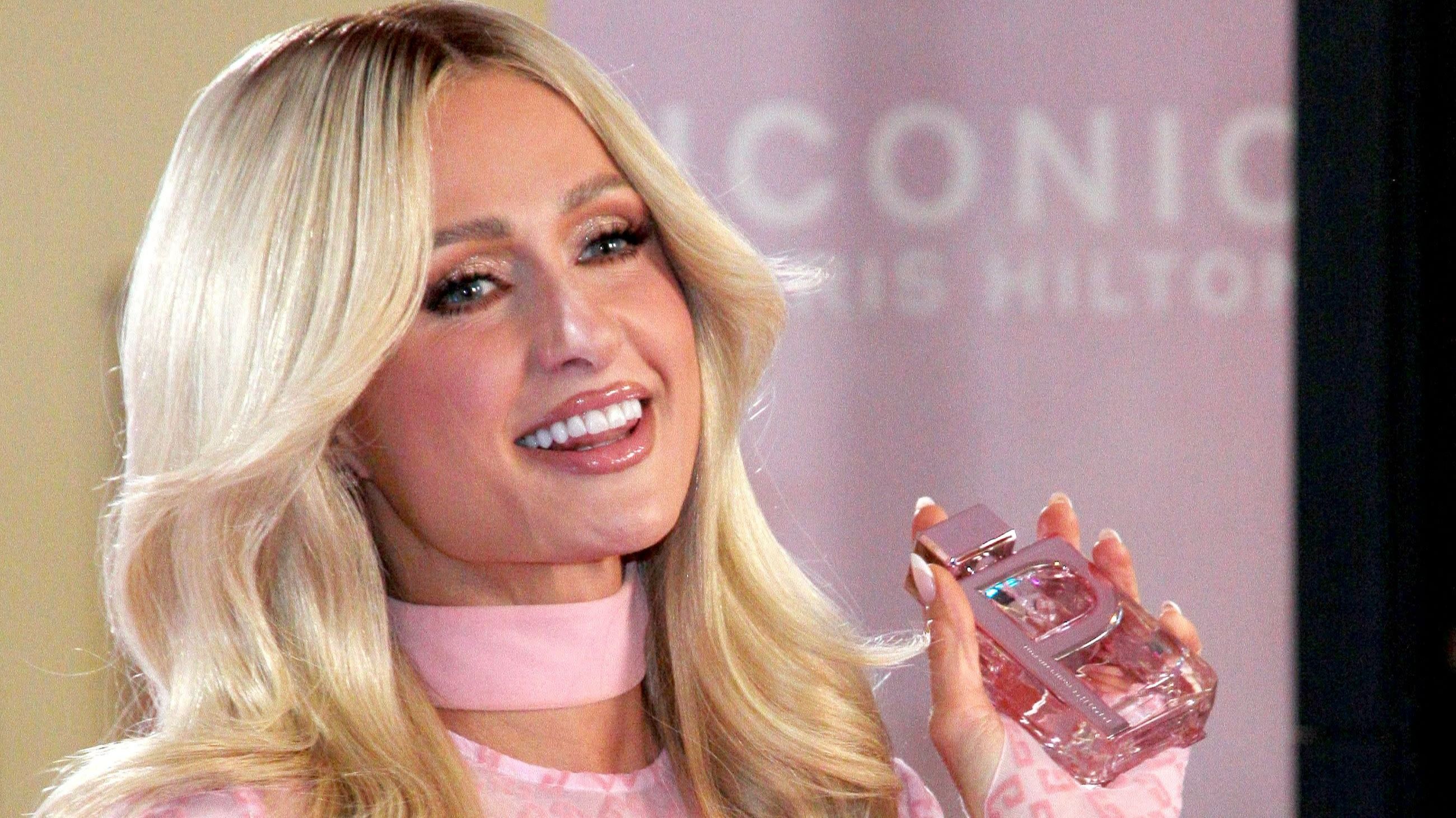 Paris Hilton posa con il profumo Iconic durante la presentazione al Sears Plaza Universidad nel 2025 a Città del Messico
Credits: Getty Images