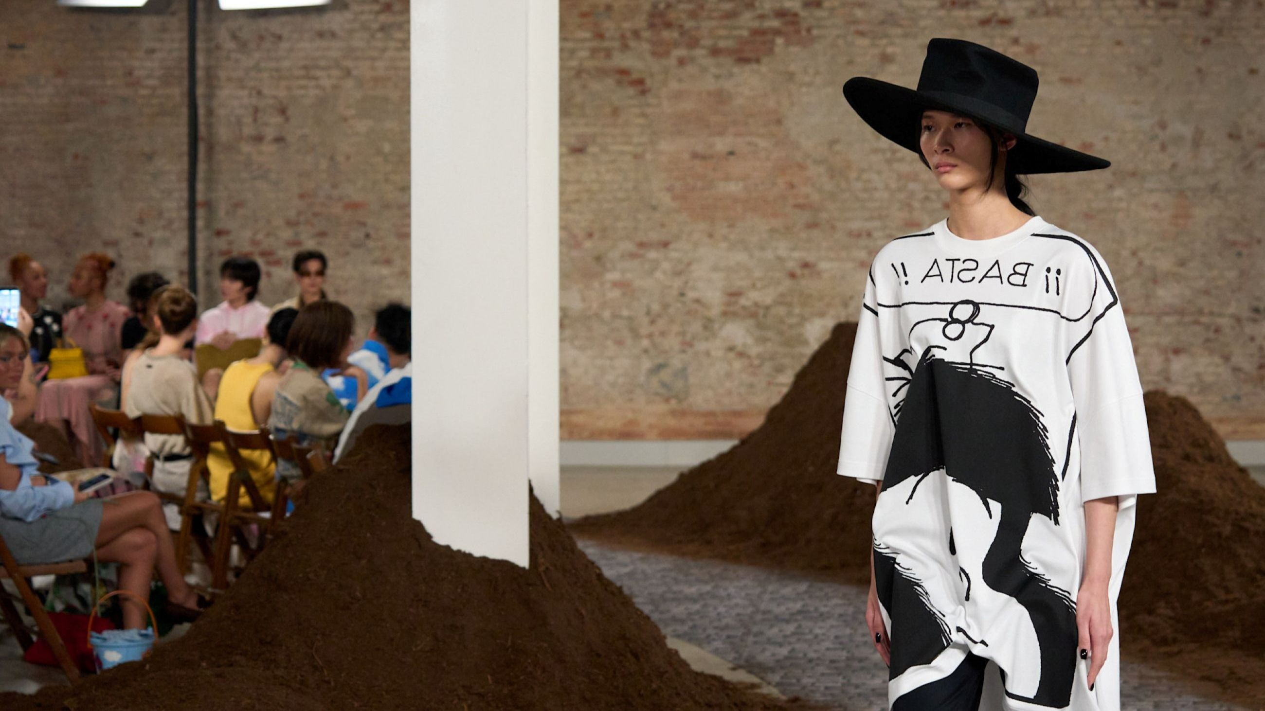 Un look ironico dalla sfilata FW2627 di Moschino, sui cui spicca Mafalda, personaggio iconico del panorama fumettistico mondiale, disegnato dall’argentino Quino – Credits: Launchmetrics.com/Spotlight