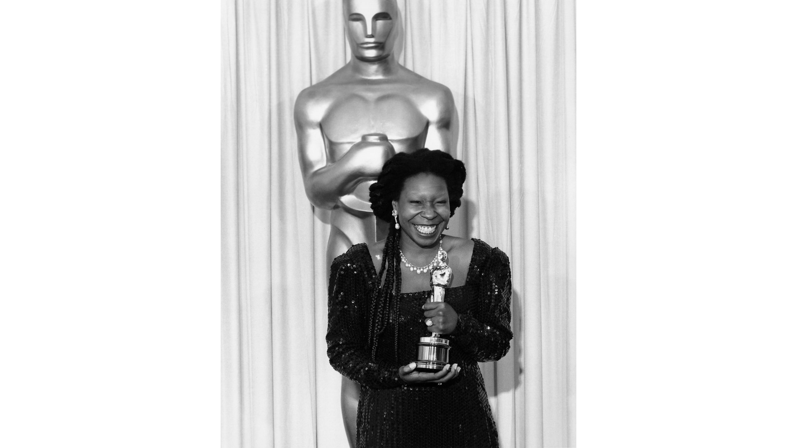 Whoopi Goldberg, vincitrice del premio come Miglior Attrice Non Protagonista (GHOST), nel backstage della cerimonia degli Oscar del 1990 (63ª edizione) - Credits Getty Images