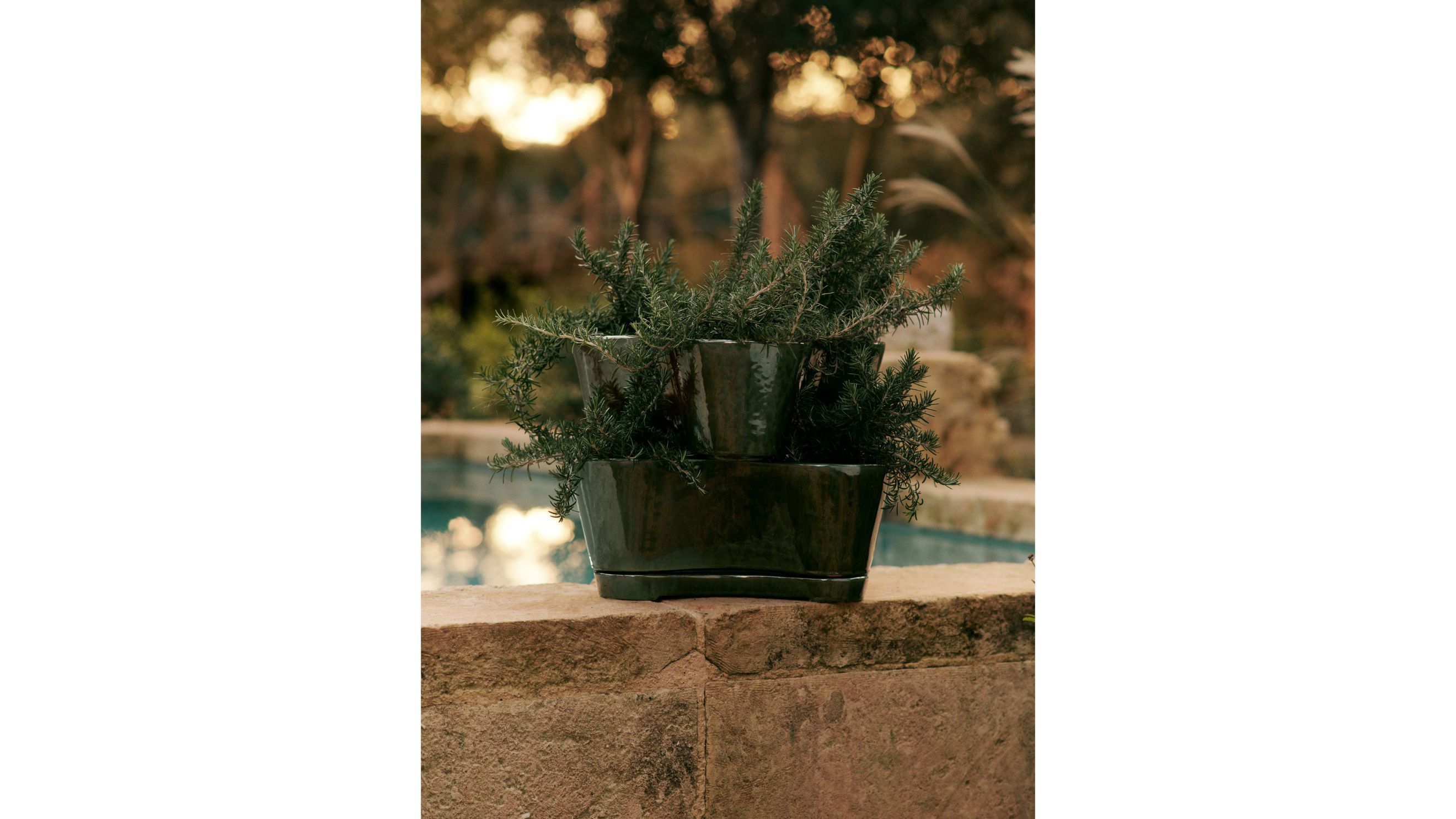 Vasi impilabili in terracotta smaltata Gemi di Ferm Living 
Credits: Courtesy Press Office 