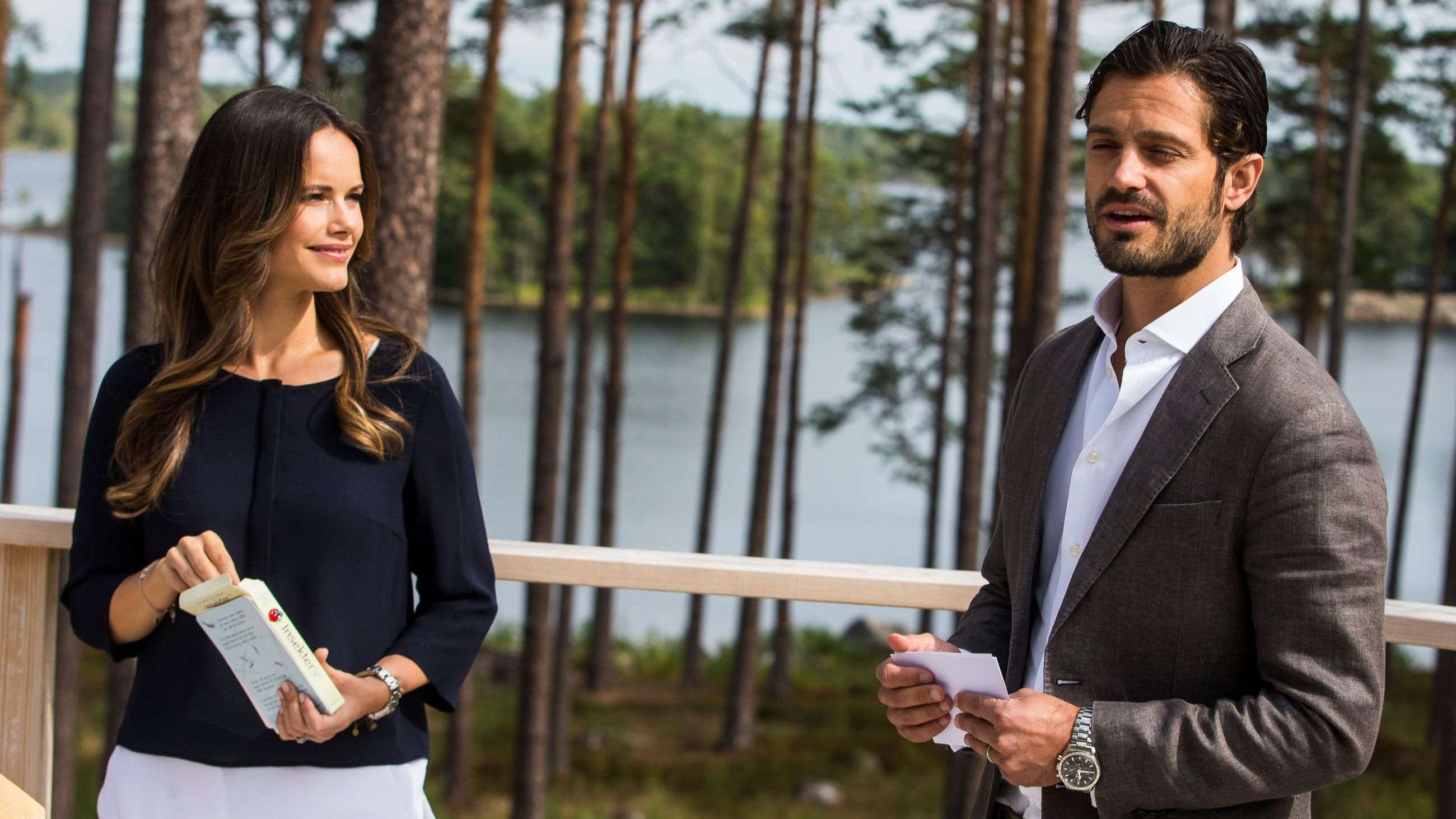 Il principe Carl Philip e la principessa Sofia di Svezia partecipano all'inaugurazione del punto panoramico dedicato al principe Alexander presso la riserva naturale di Nynäs il 23 agosto 2018 a Gisesjön, in Svezia - Credits: Getty Images