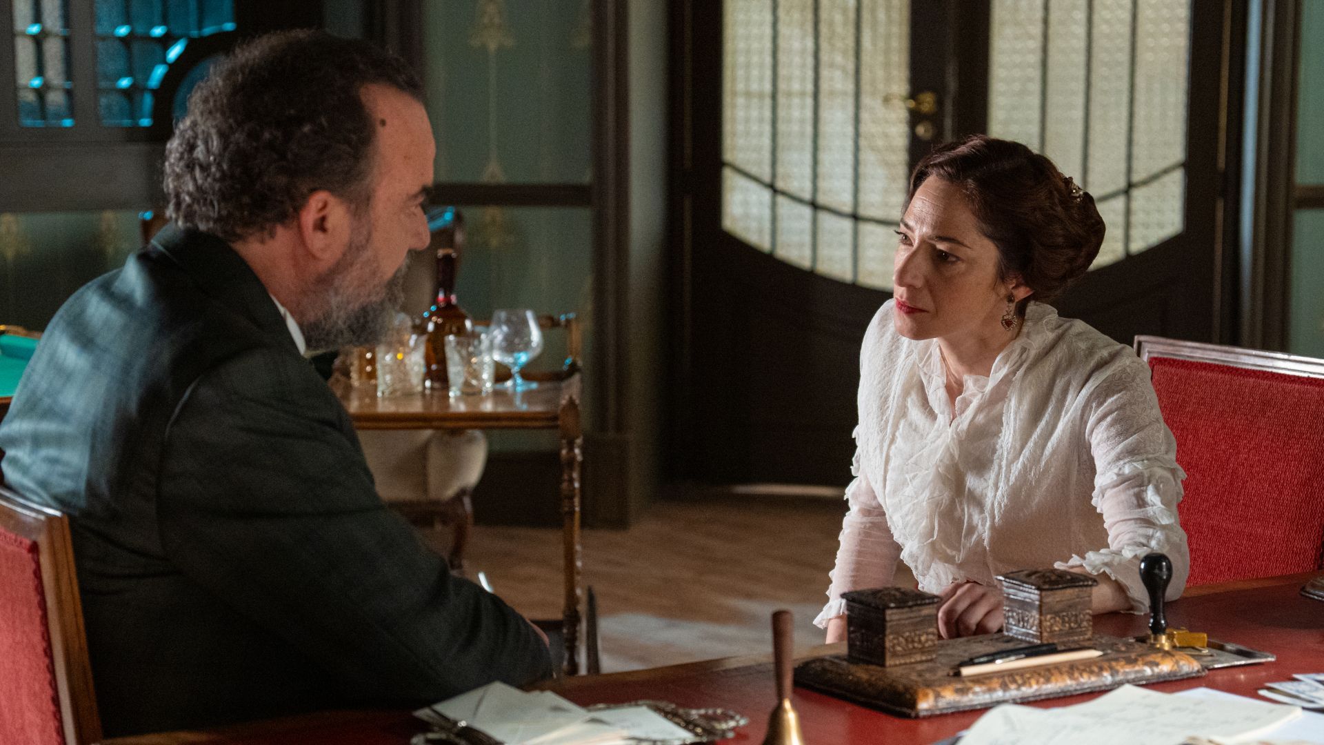 Manuel Regueiro (Alonso Lujan) e Alicia Moruno (Eugenia) in una scena de La Promessa