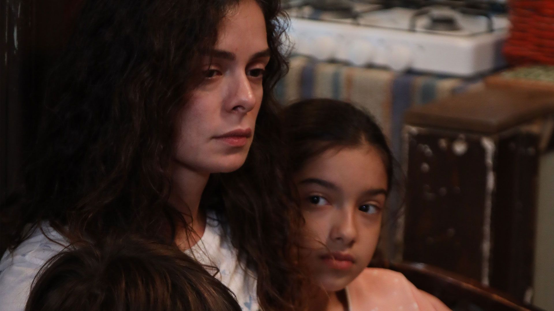 Ali Semi Sefil (Doruk Çesmeli), Özge Özpirinçci (Bahar Çesmeli) e Kübra Süzgün (Nisan Çesmeli) in una scena de La forza di una donna 3