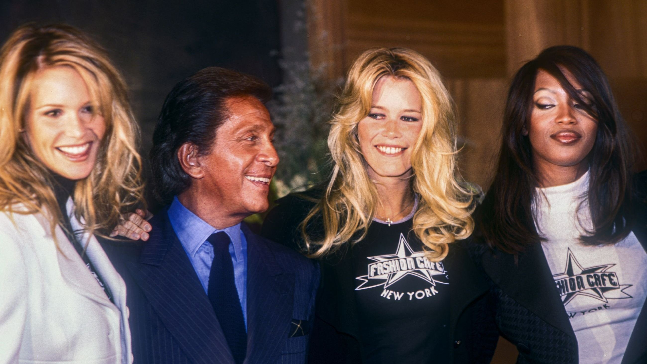 Elle Macpherson, Claudia Schiffer and Naomi Campbell con Valentino Garavani nel 1995 a Roma in occasione di una sfilata Valentino - Credits Agf