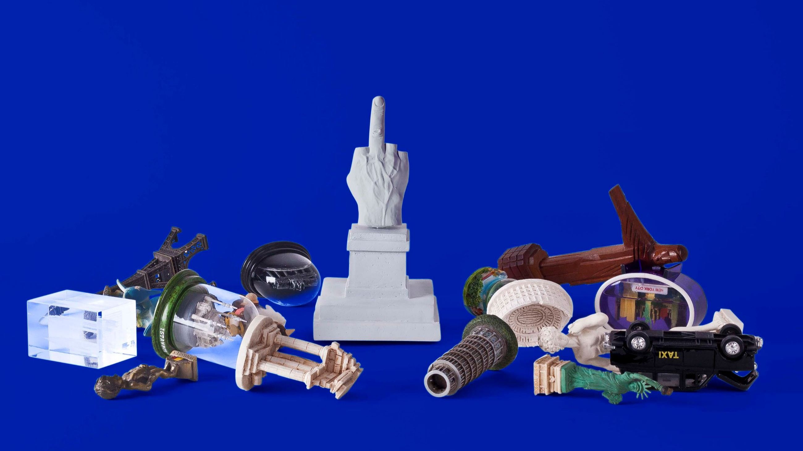 La riproduzione in miniatura della scultura L.O.V.E. (nota come il "dito medio") di Maurizio Cattelan, prodotta da Seletti come ironico souvenir di Milano - Courtesy Seletti
