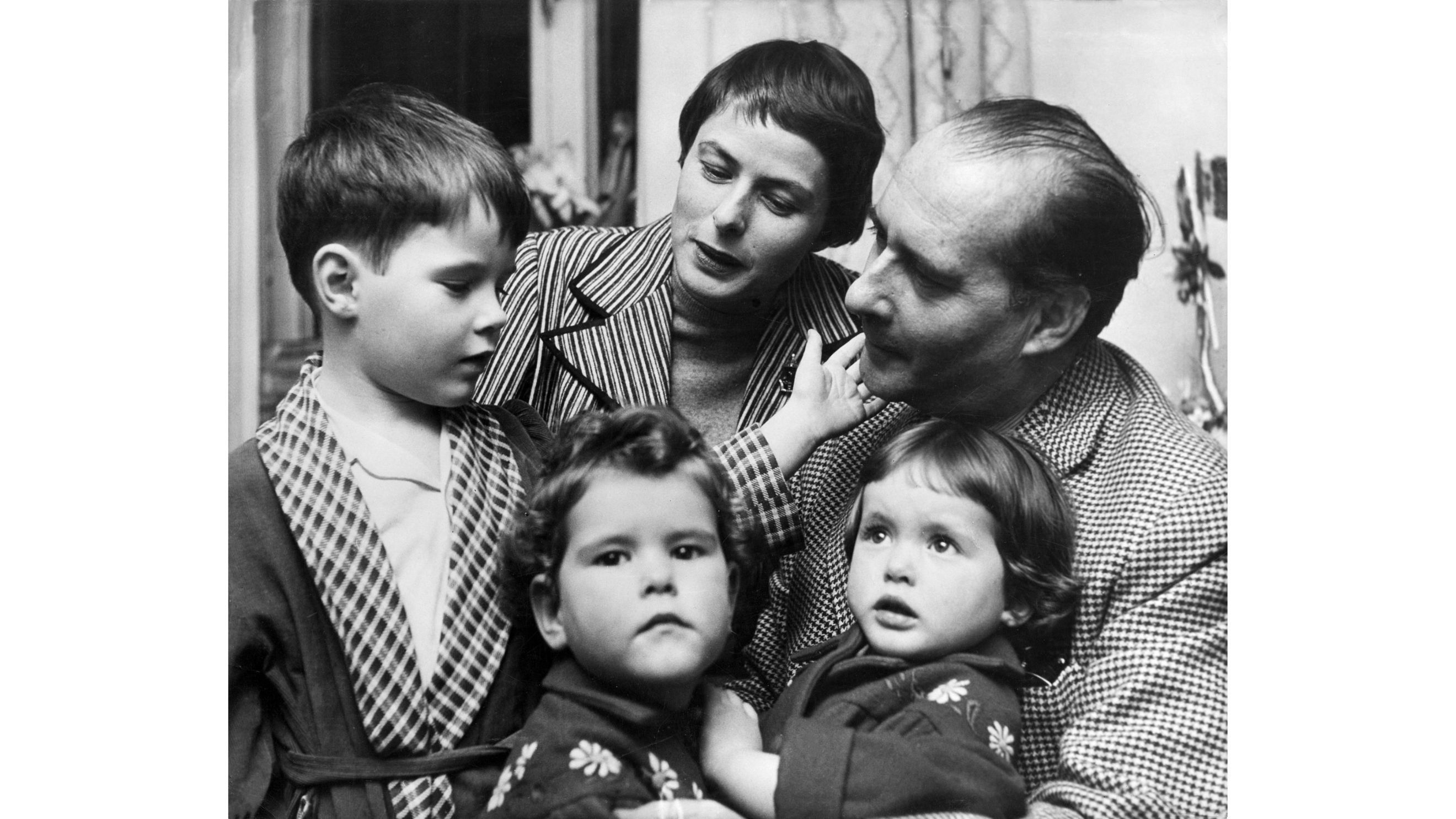 Roberto Rossellini insieme ai suoi tre figli - Credits Agf
