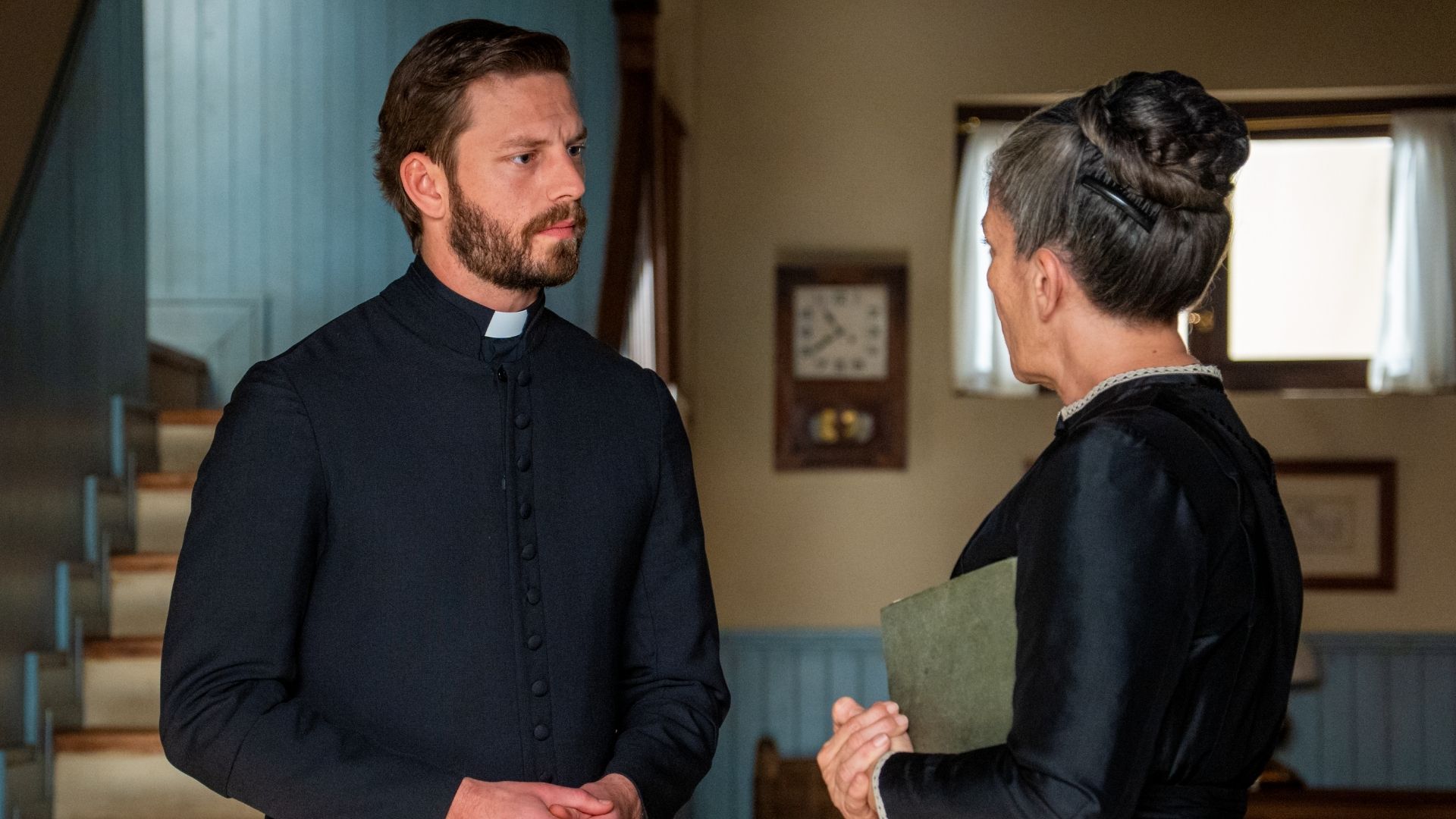 Padre Samuel e Petra in una scena de La Promessa