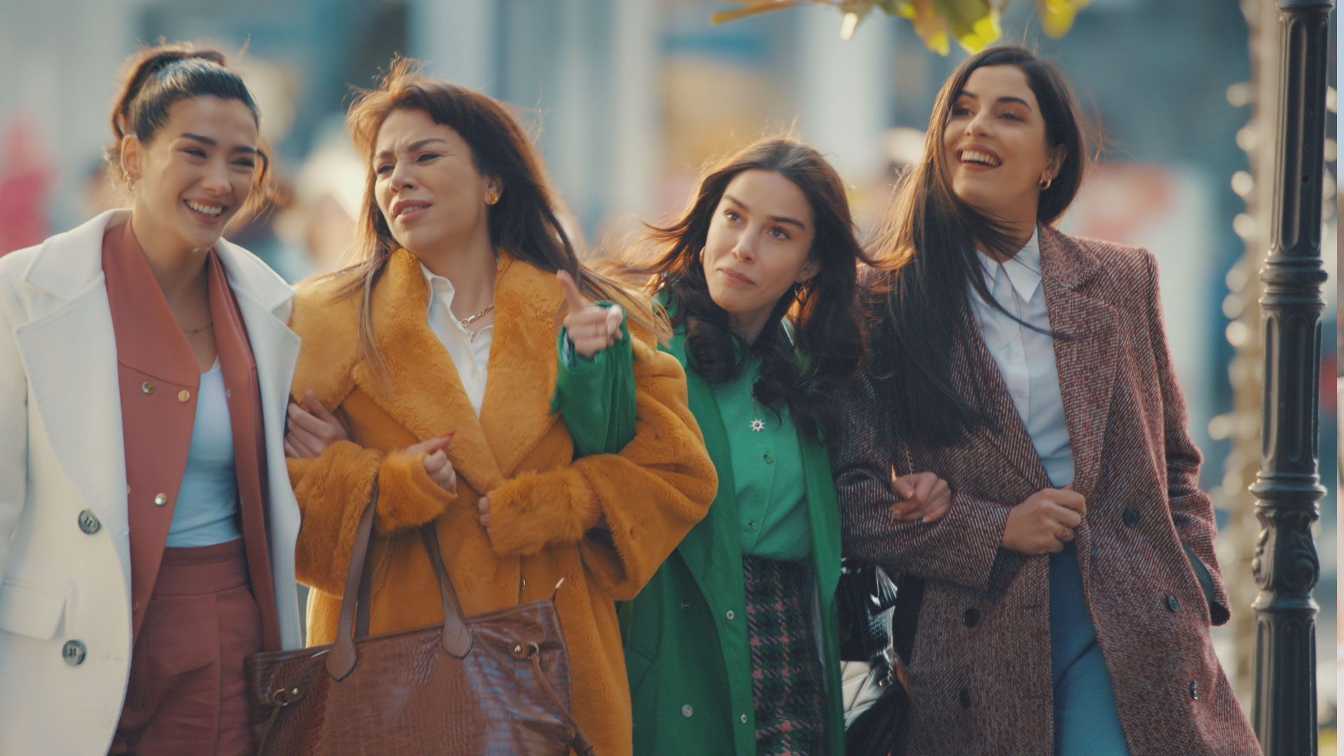 Aybüke Pusat (Günes), Yesim Ceren Bozoglu (Melike), Özge Gürel (Dicle) e Beyza Sekerci (Meryem) in Dreams and Realities