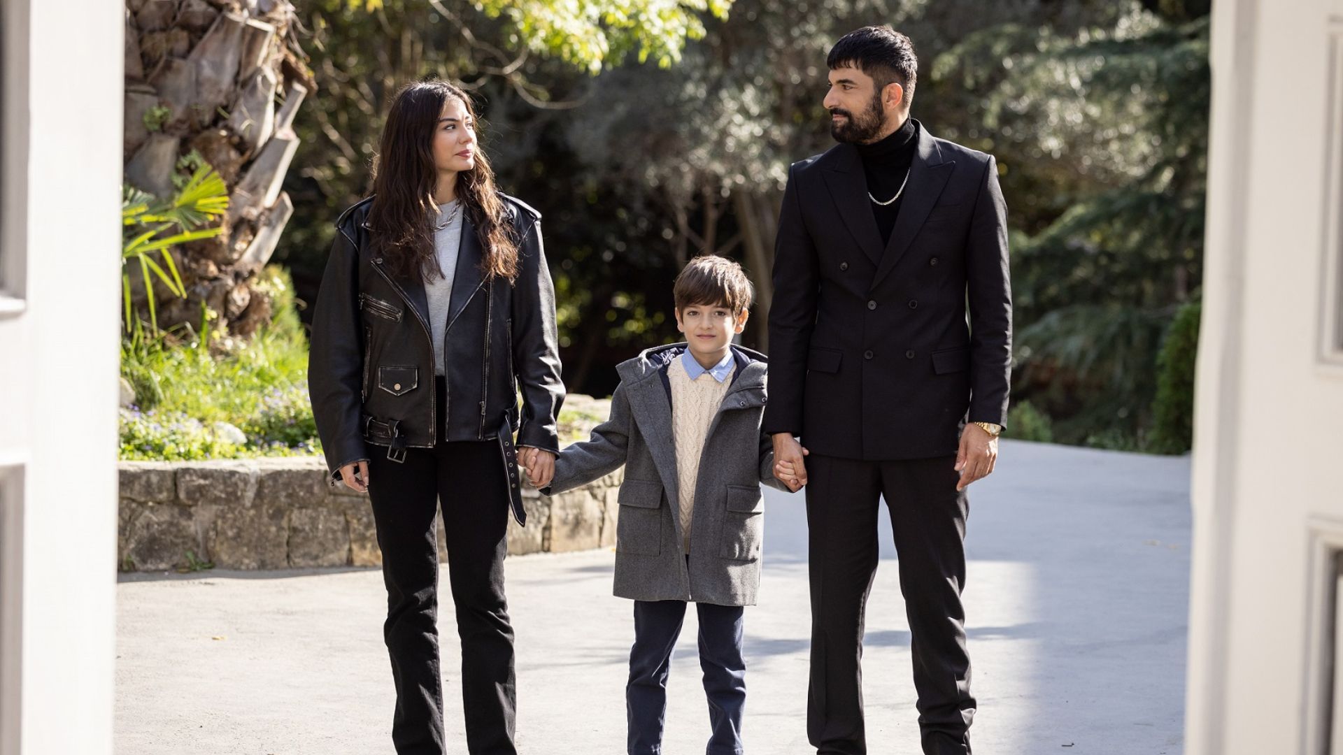 Demet Ozdemir (Farah), Rastin Paknahad (Krimsah) e Engin Akyurek (Tahir) in una scena di Io sono Farah 2