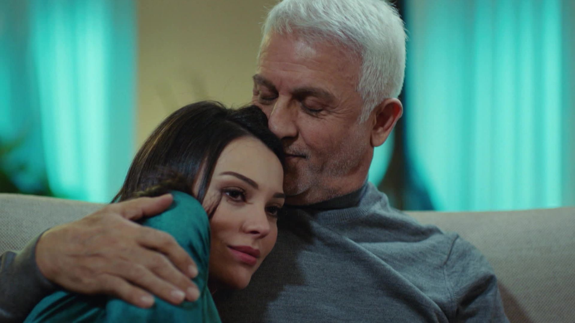 Tuvana Turkay (Leyla) e Talat Bulut (Halit) in una scena di Forbidden Fruit 3