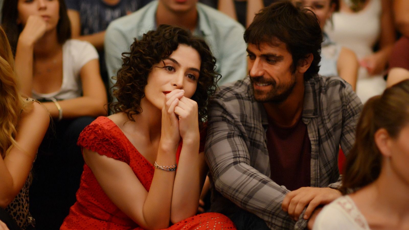Gli attori İbrahim Çelikkol e Belçim Bilgin in una scena del film Only You