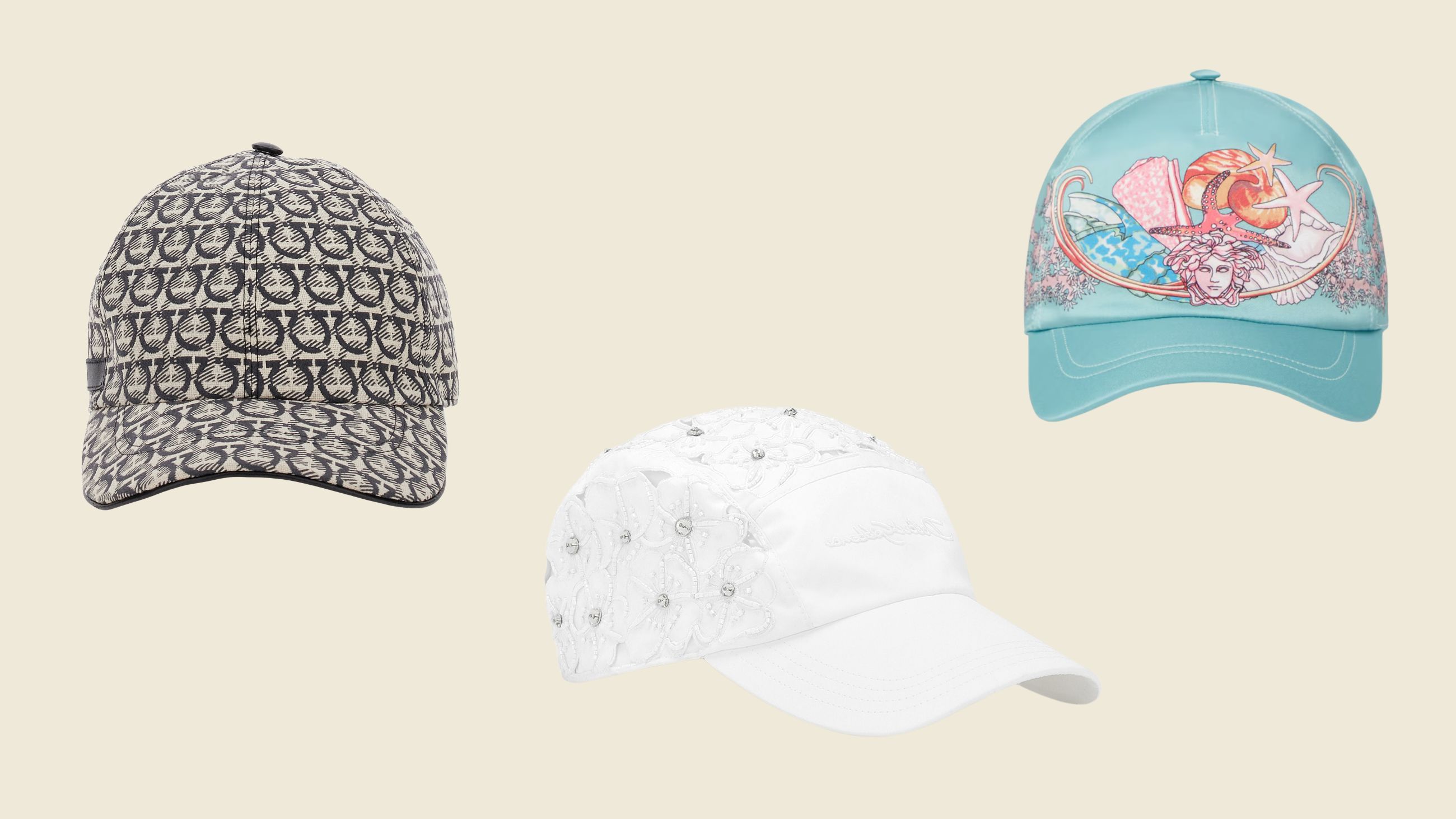 Da sinistra baseball cap di Dolce&Gabbana, Ferragamo e Versace - Credits: Dolce&Gabbana, Ufficio Stampa; Ferragamo, Ufficio Stampa; Versace, www.versace.com