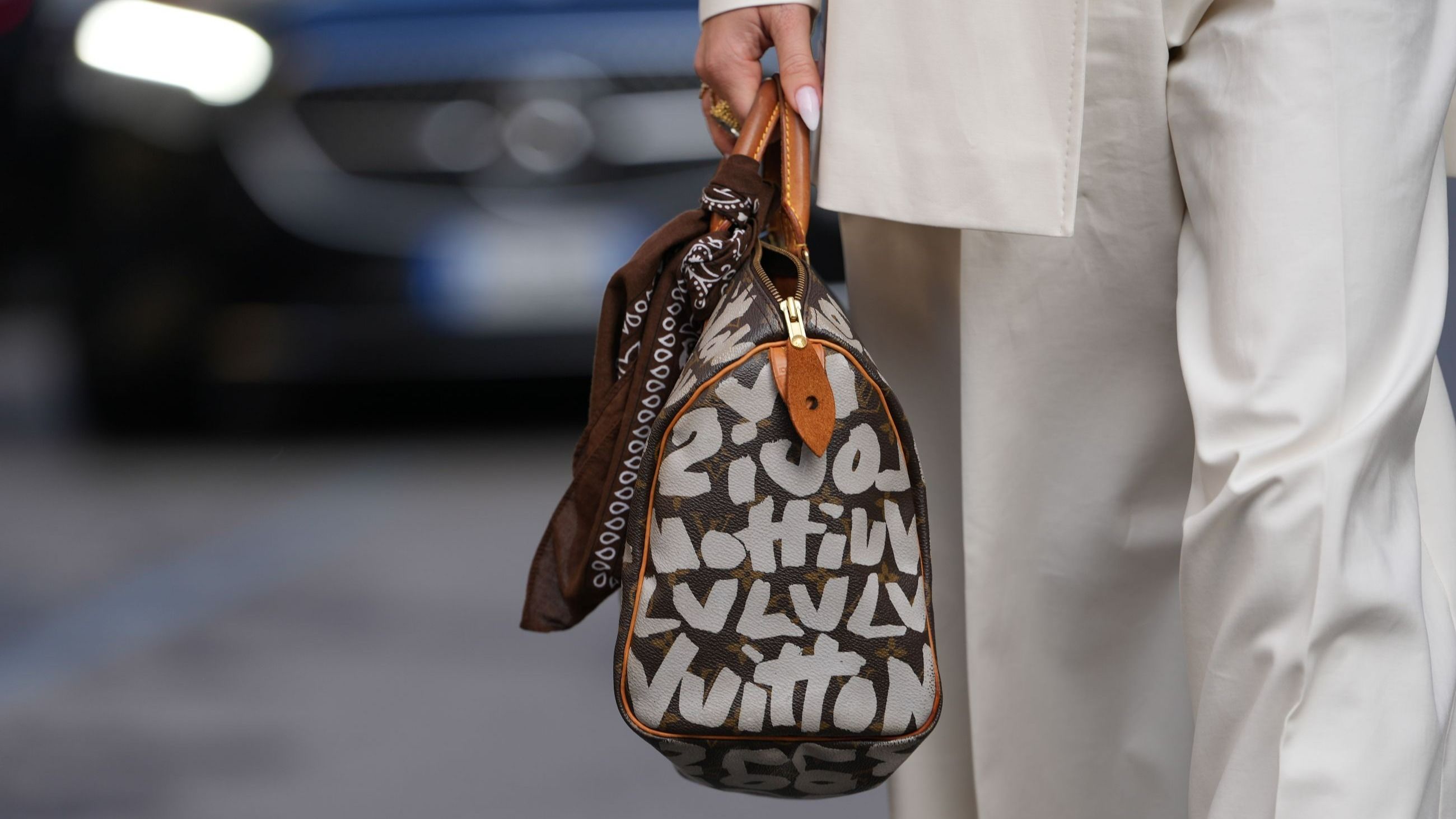 Borsa da viaggio Louis Vuitton & Stephen Sprouse con graffiti bianchi dipinti in stile graffiti - Credits Getty Images