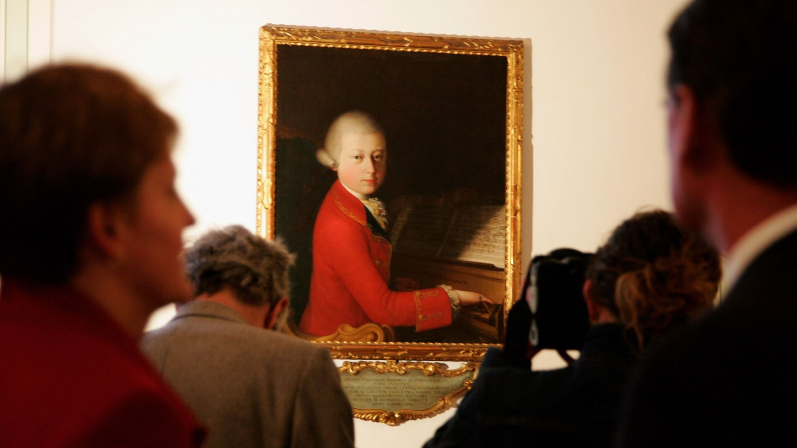 Il dipinto a olio “Mozart a Verona”, realizzato da Saverio Dalla Rosa nel 1770 e prestato da Jean Cortot, all'inaugurazione della settimana dedicata a Mozart di Salisburgo - Credits Getty Images