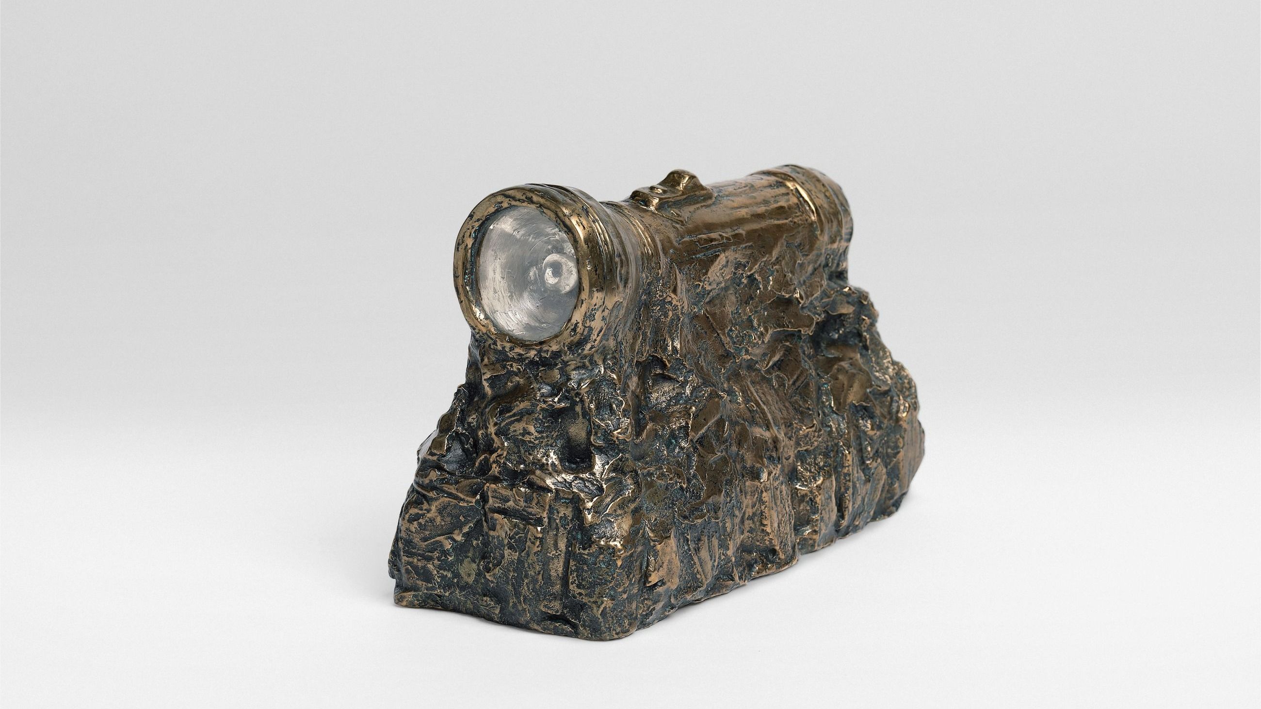 Jasper Johns, Flashlight III, 1958 (cast 2010). Bronze, tempered glass, and silver plating. Edition of 2 (2/2) 13.3 x 21 x 9.5 cm. Collection of the artist © Jasper Johns, VEGAP, Bilbao, 2026
