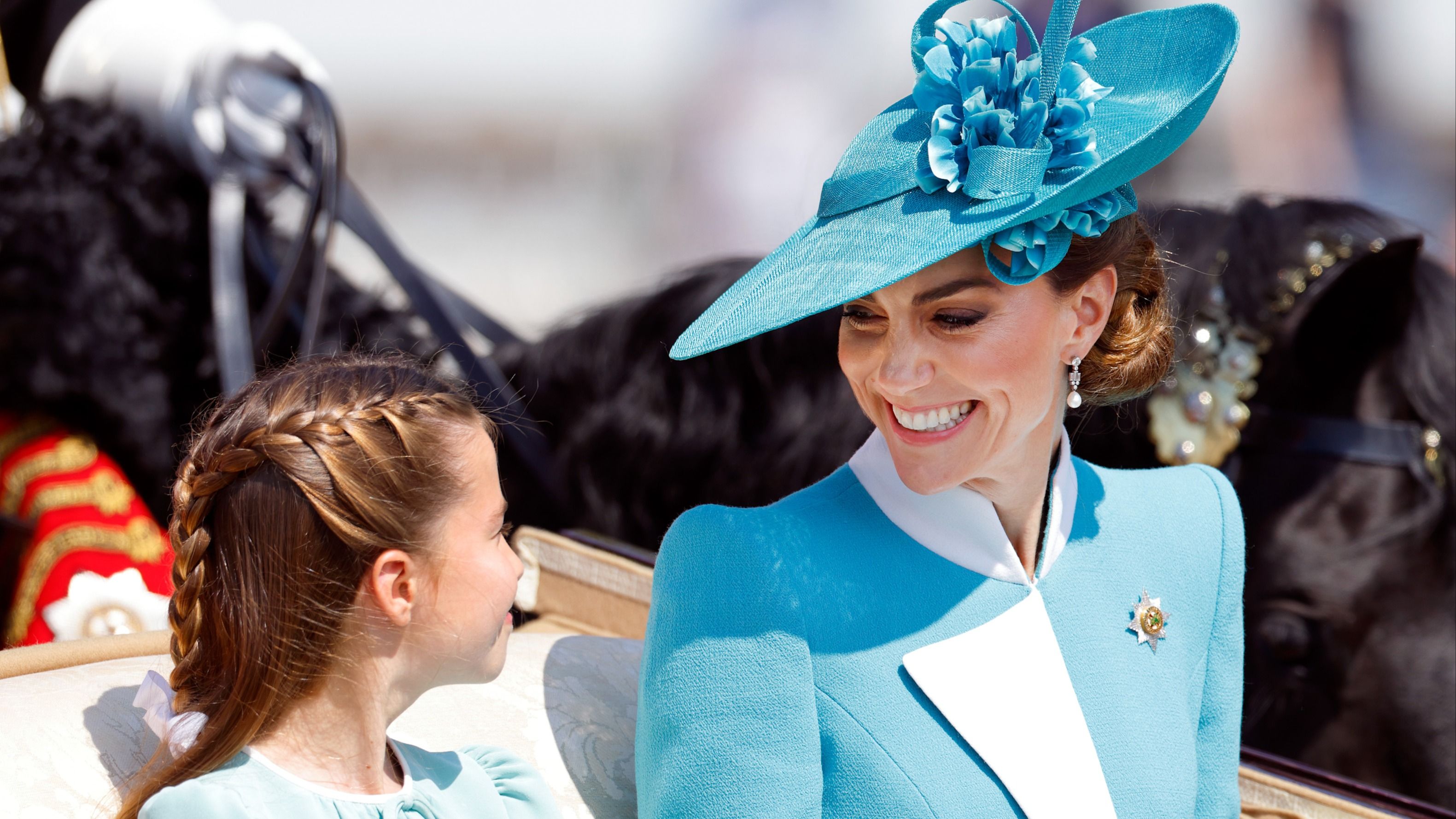 La Principessa del Galles, Catherine Middleton, con la figlia Charlotte, partono da Buckingham Palace a bordo di una carrozza trainata da cavalli Ascot Landau, durante il Trooping The Color il 14 giugno 2025
Credit: Getty Images
