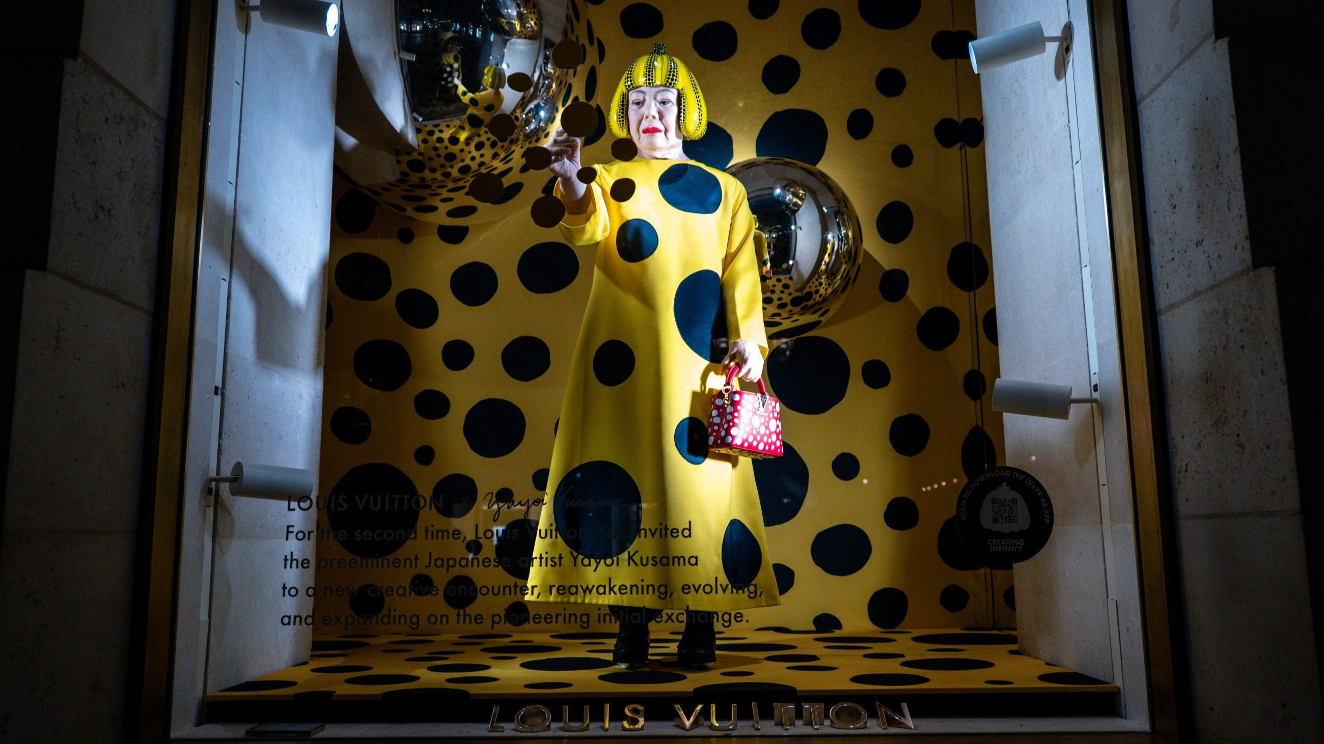 La facciata del negozio Louis Vuitton espone un robot di Yayoi Kusama e specchi in Place Vendôme, 2023 Credits Getty Images