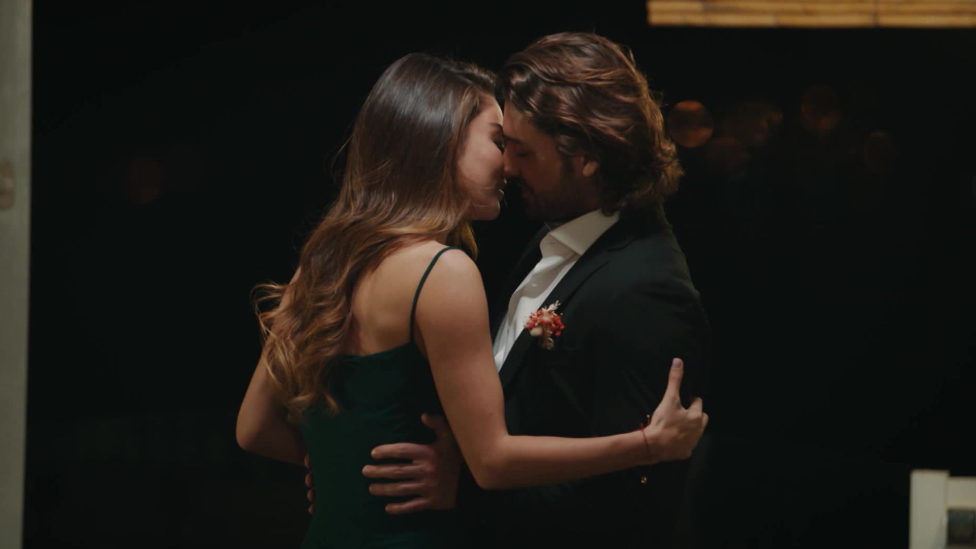 Ayca Aysin Turan (Haziran) e Alp Navruz (Poyraz) in una scena di Be My Sunshine