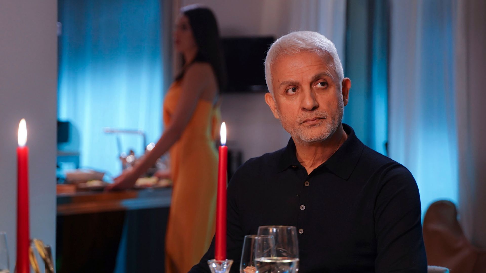 Tuvana Turkay (Leyla) e Talat Bulut (Halit) in una scena di Forbidden Fruit 3