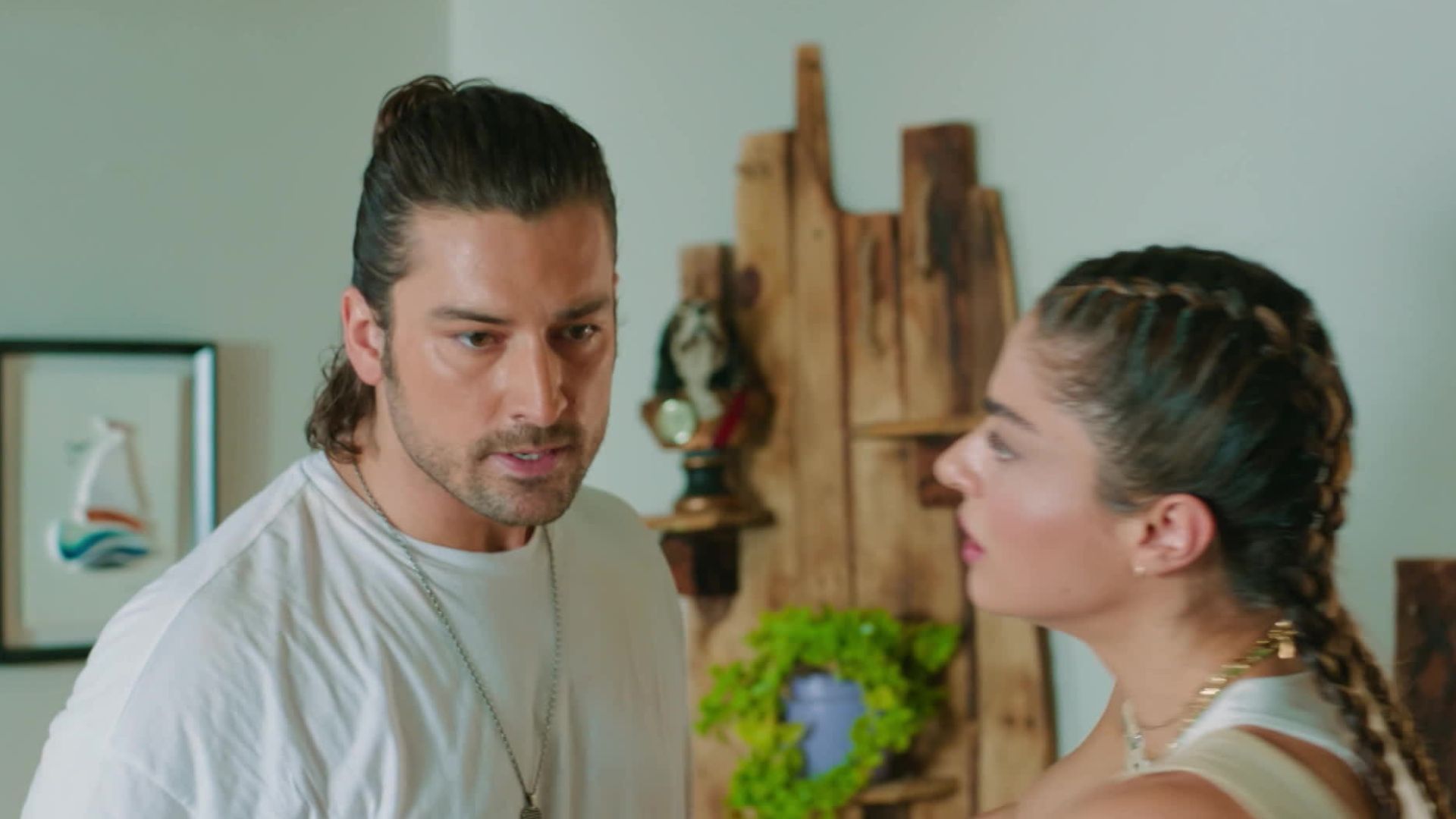 Ayca Aysin Turan (Haziran), Alp Navruz (Poyraz) in una scena di Be my sunshine