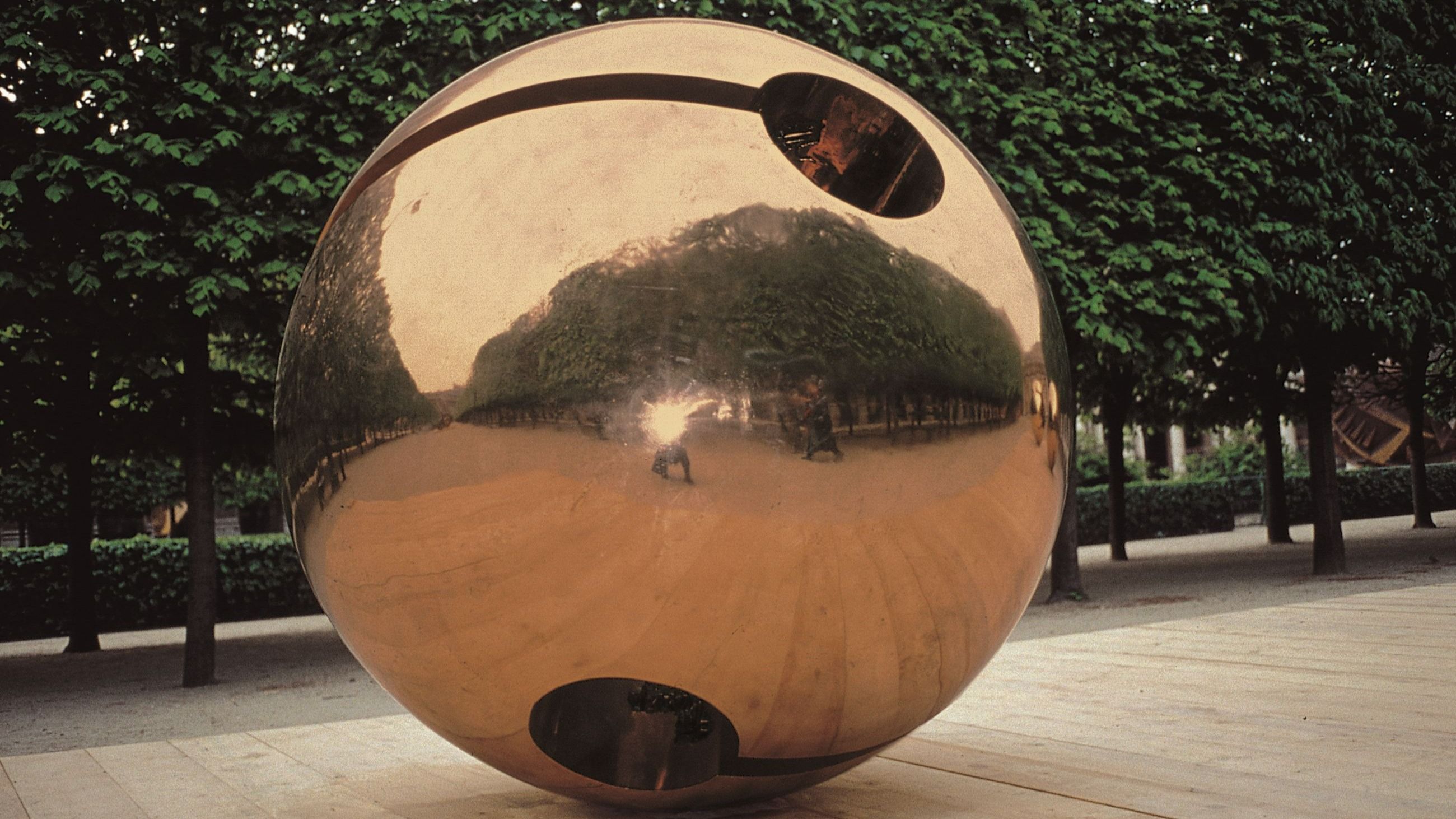 Arnaldo Pomodoro, Rotante massimo, IV, 1969-1970. Bronzo / bronze, ø 160 cm. Collezione Intesa Sanpaolo - Photo Ermanno Casasco. Courtesy Fondazione Arnaldo Pomodoro, Milano