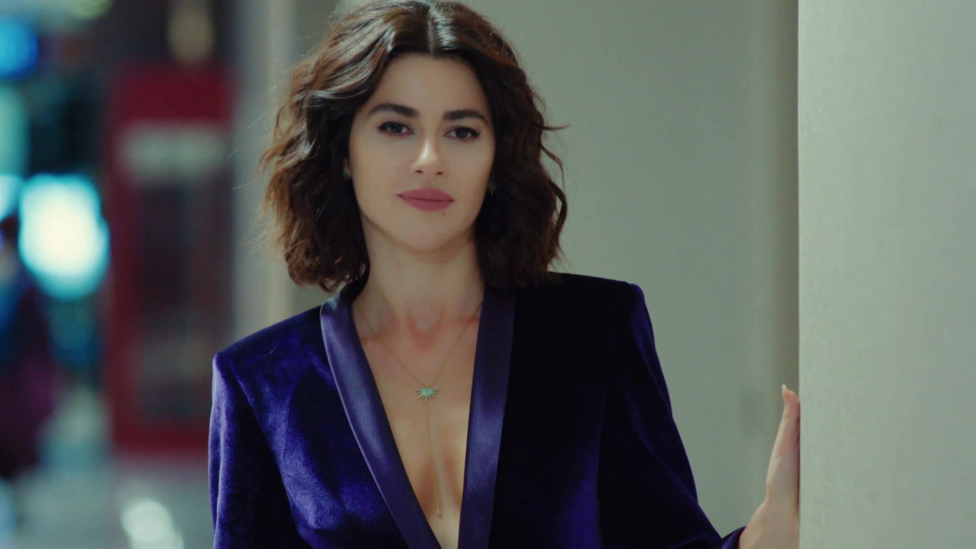 Nesrin Cavadzade (Sahika) in una scena di Forbidden Fruit 3