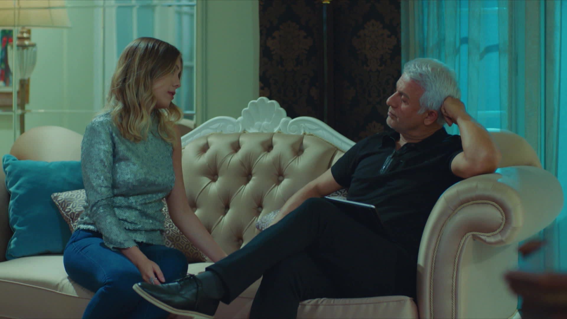 Yildiz e Halit in una scena di Forbidden Fruit