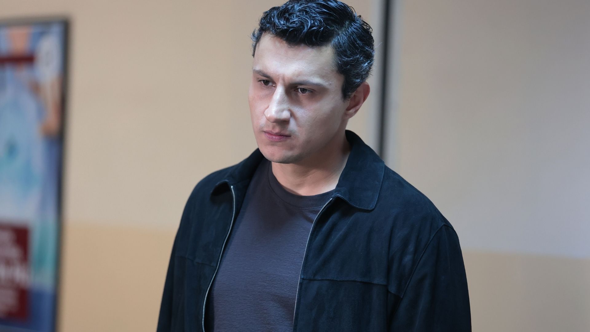 Alper Cankaya (Sahin) in una scena di Far away