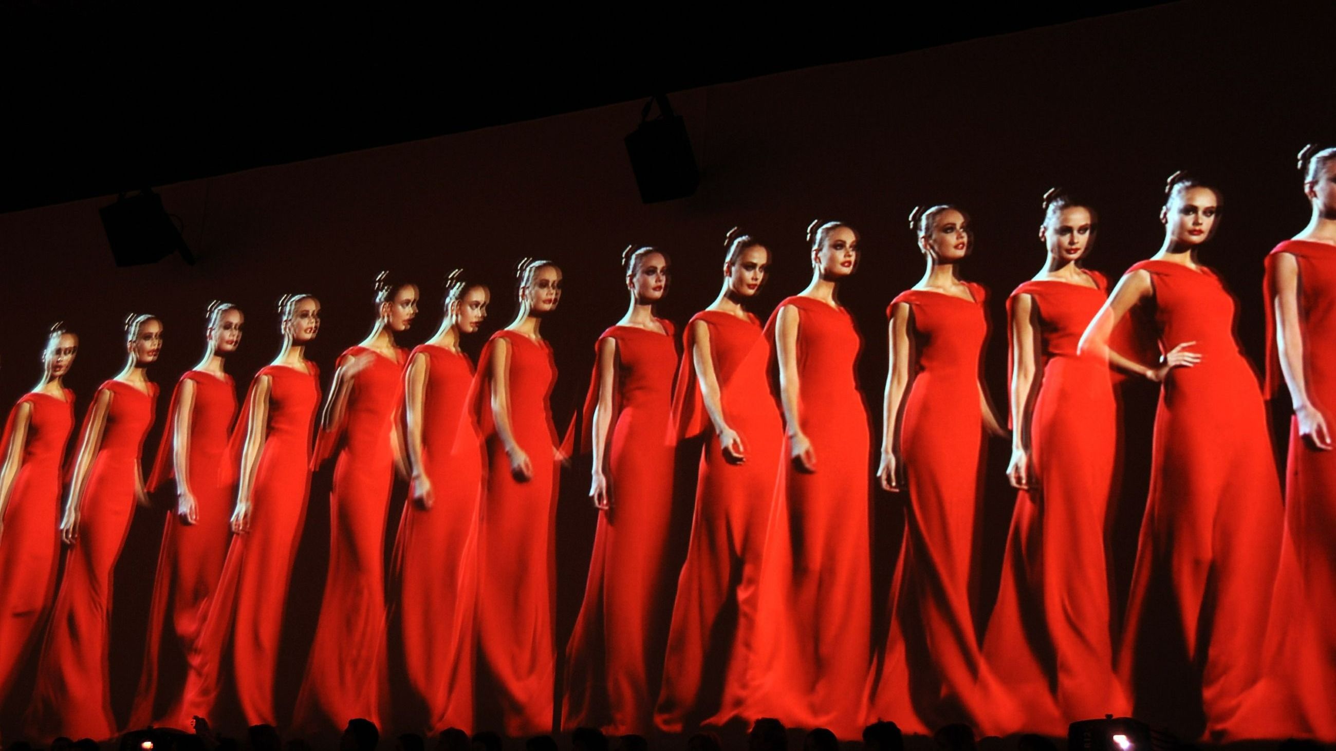 Le modelle sfilano in passerella per il gran finale della sfilata di Valentino, durante la Settimana della Moda di Parigi (Haute Couture) Primavera-Estate 2008 al Musée Rodin il 23 gennaio 2008 a Parigi, Francia - Credits: Getty Images