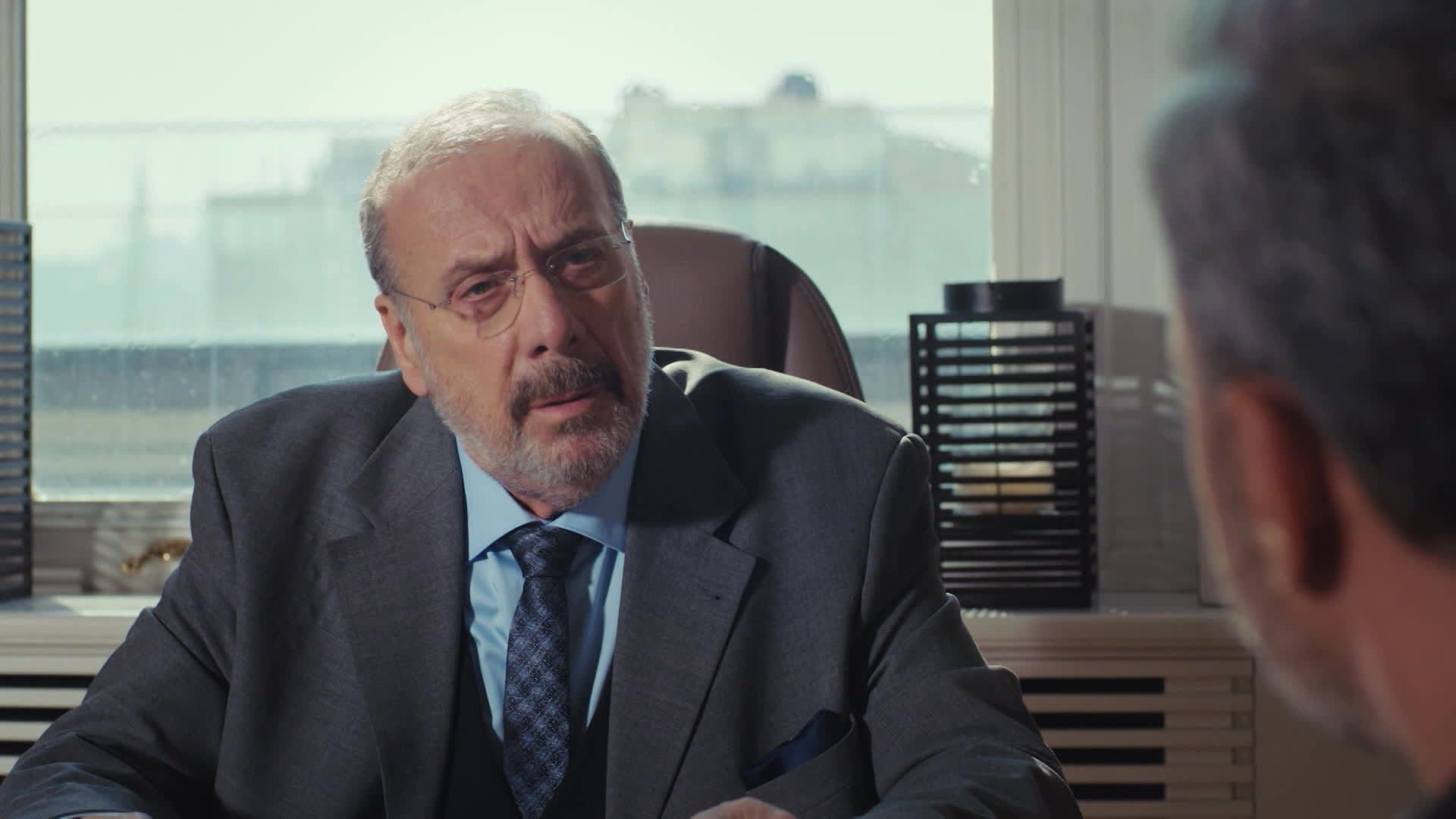 Gazanfer Unduz (Suat) in una scena de La forza di una donna 2