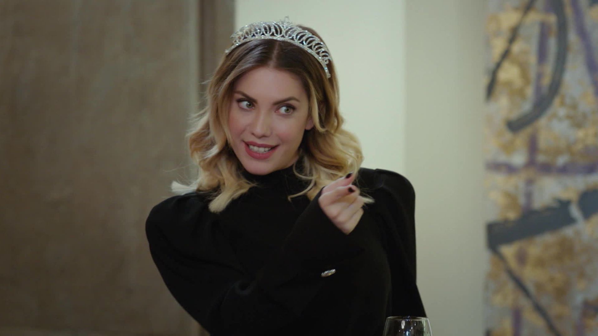 Eda Ece (Yildiz) in una scena di Forbidden Fruit 3