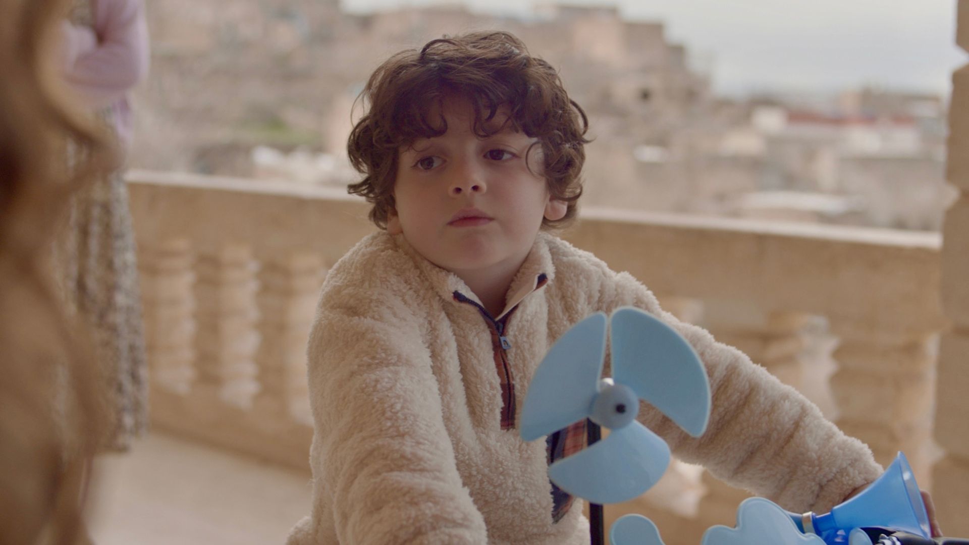 Kuzey Gezer (Deniz) in una scena di Far away