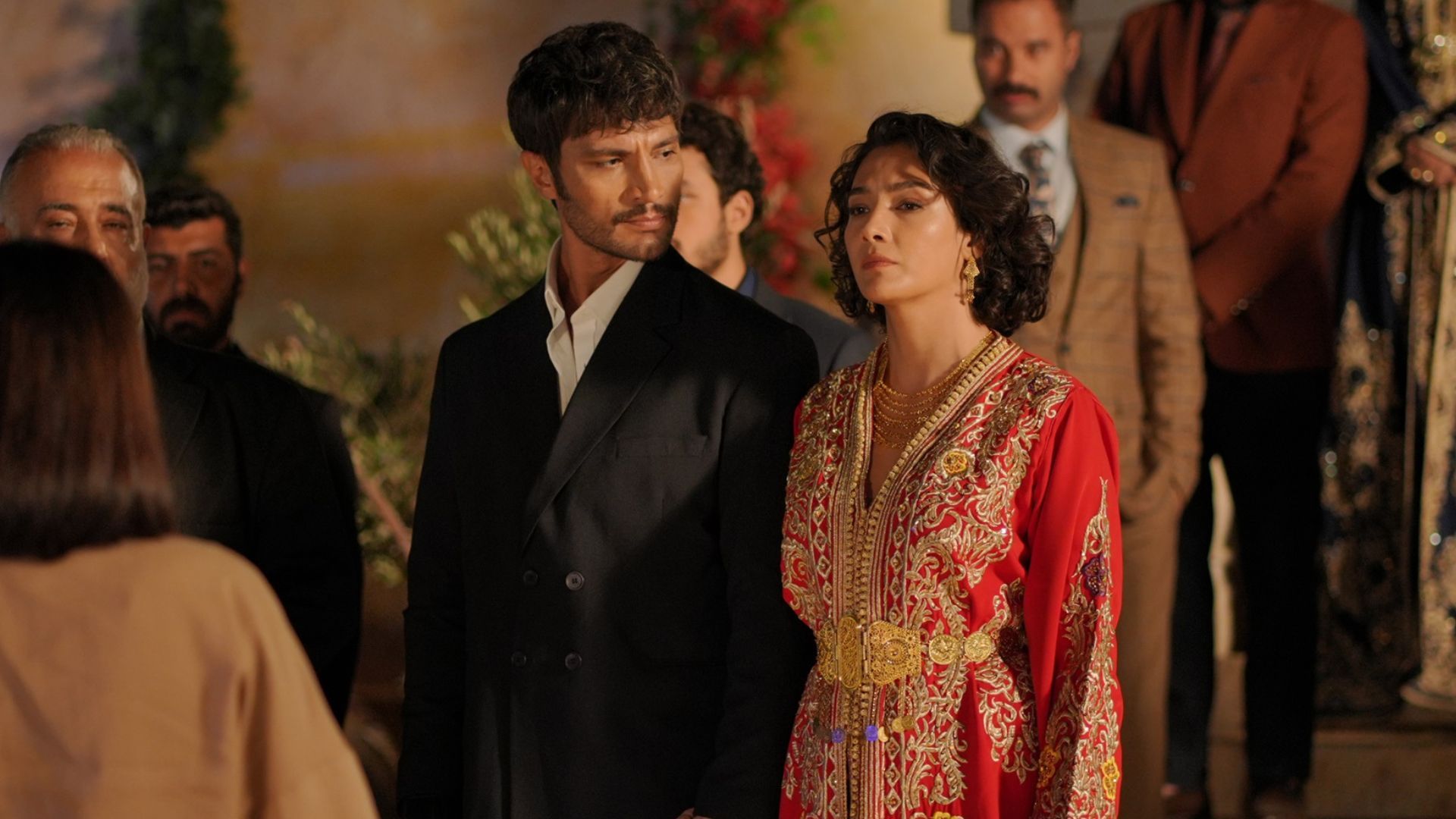 İlhan Şen (Serhat) e Aybüke Pusat (Melek) in una scena de L'Erede