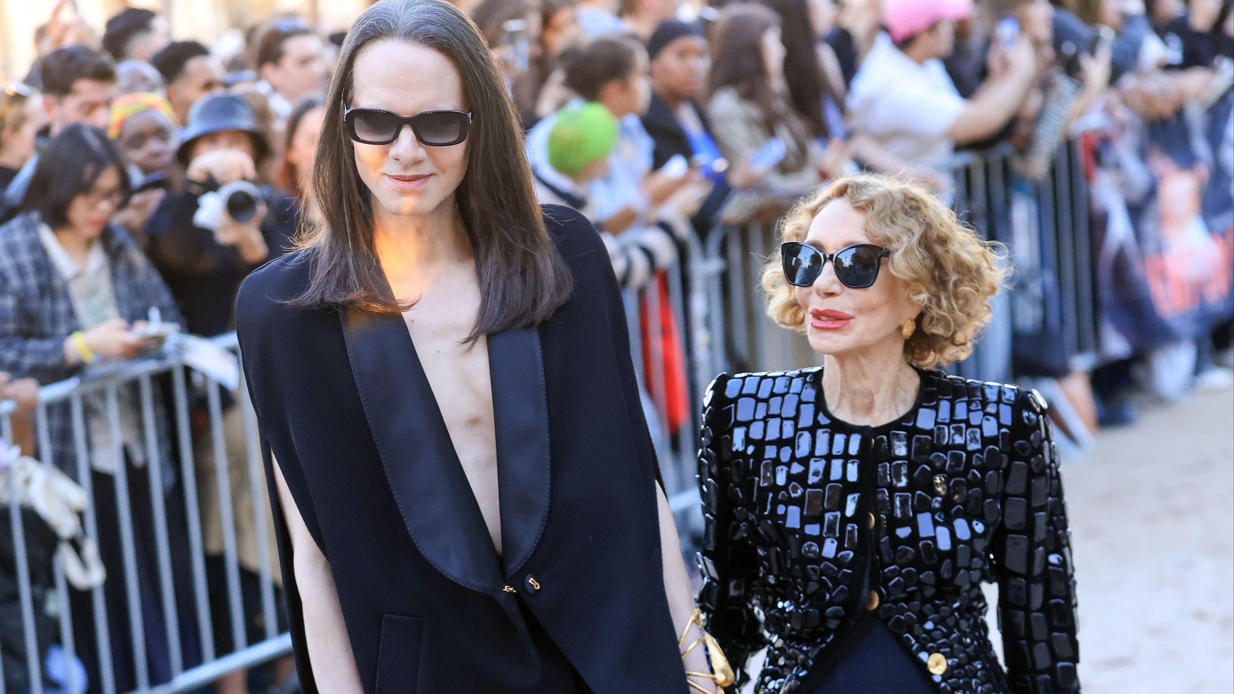 Jordan Roth e Marisa Berenson fuori dalla sfilata di Schiaparelli a Parigi (Crediti: Getty)