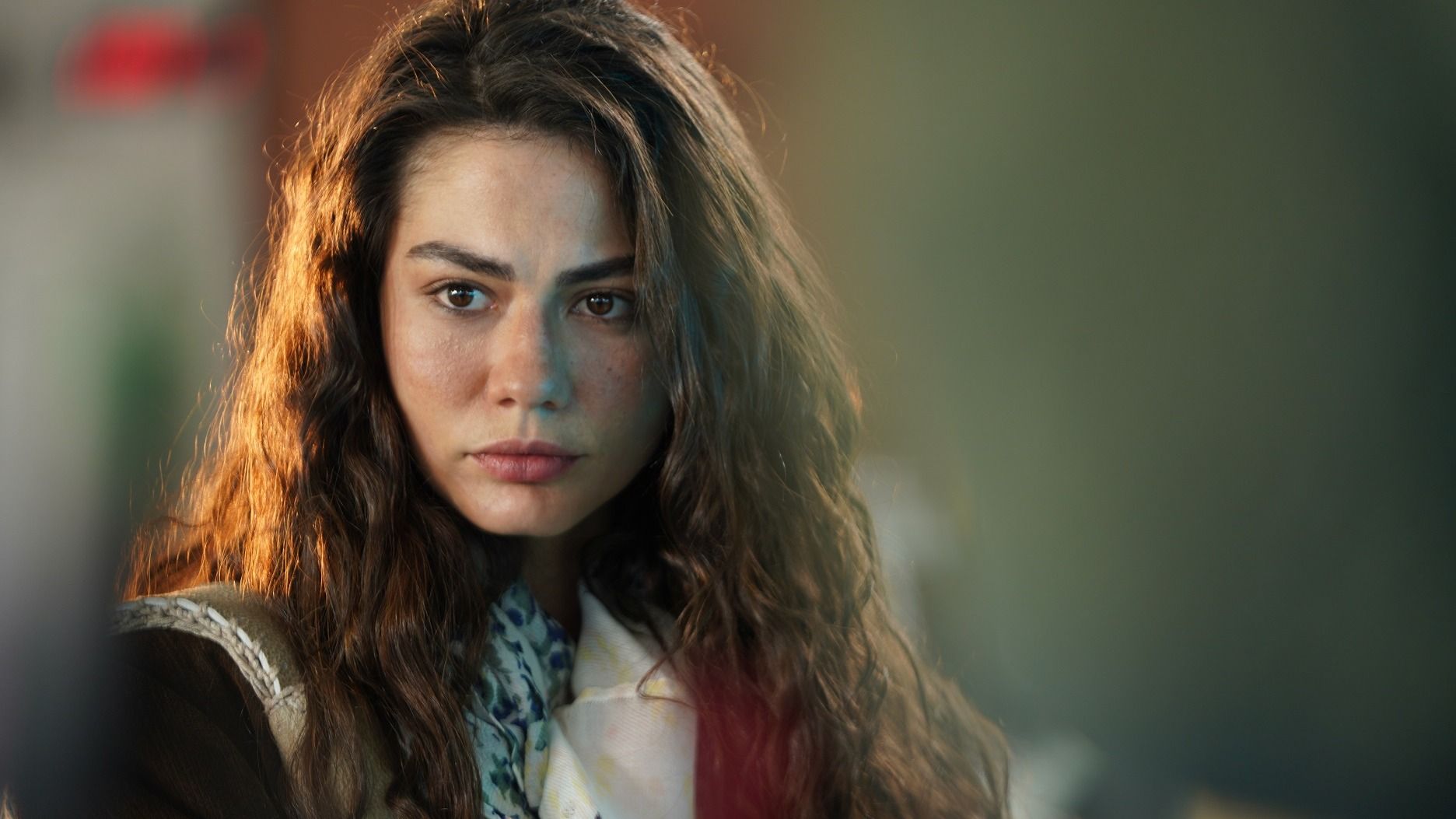 Demet Ozdemir nella serie Io sono Farah