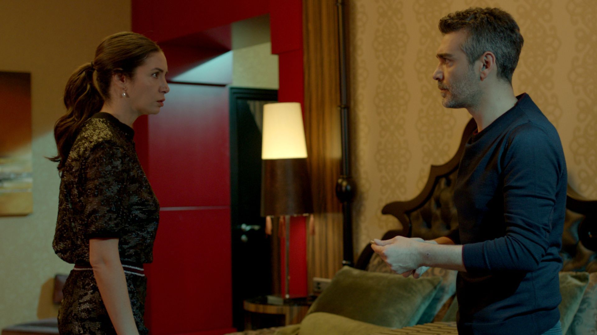 Ahu Yagtu (Piril) e Caner Cindoruk (Sarp Çesmeli) in una scena de La forza di una donna 2