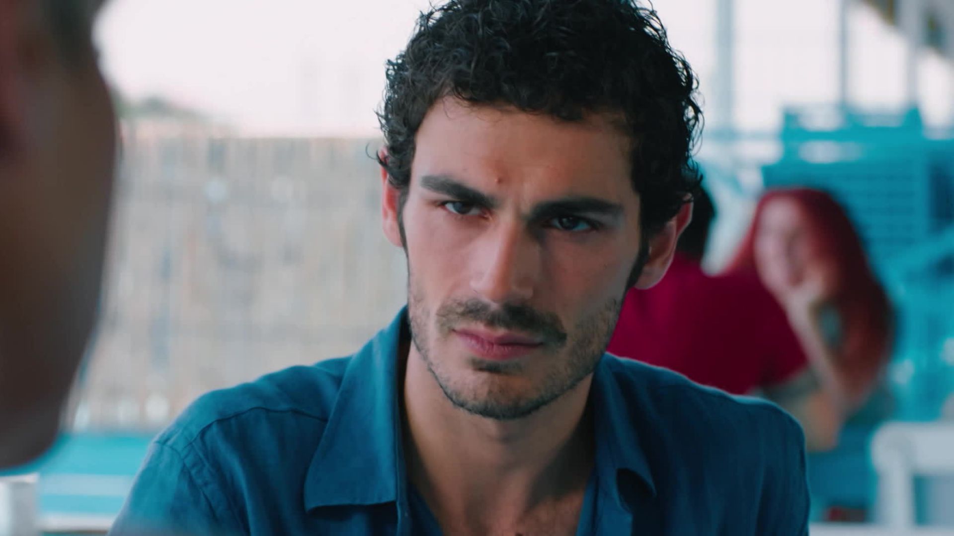 Erdem Kaynarca (Batu) in una scena di Be My Sunshine.