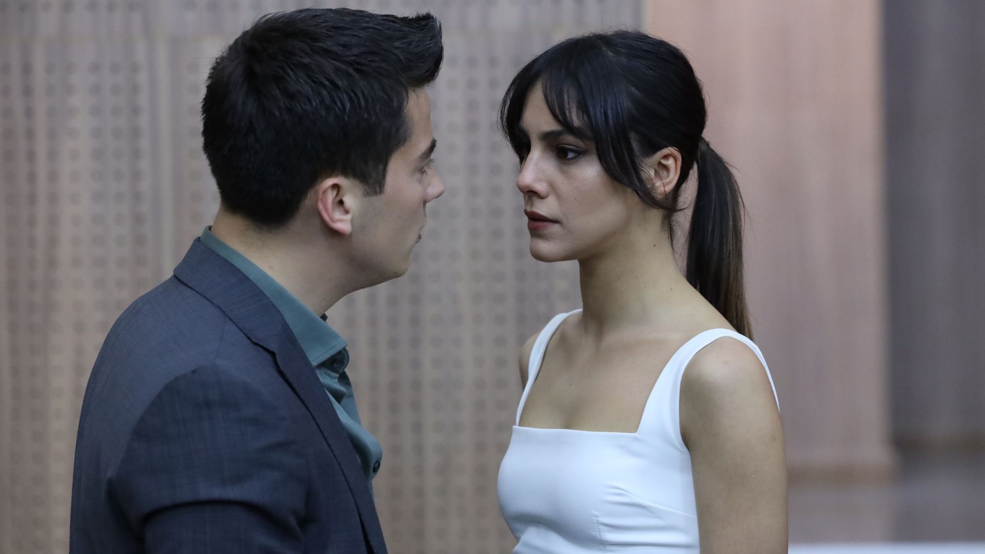 Dilin Doger (Zerrin) in una scena di Far away 