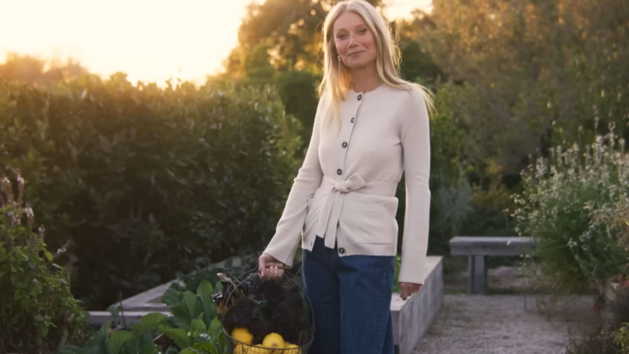 Gwyneth Paltrow nel suo giardino 