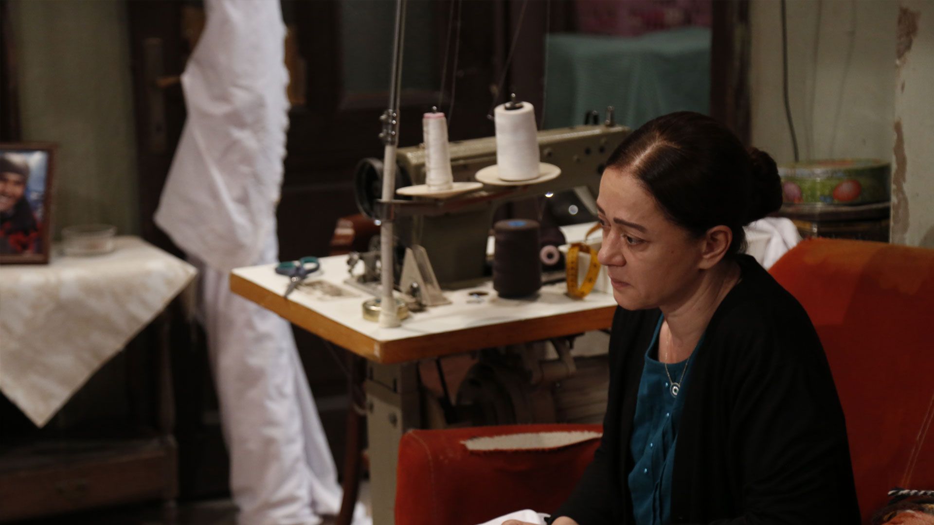 Bennu Yıldırımlar (Hatice Sarıkadı) in una scena di La forza di una donna