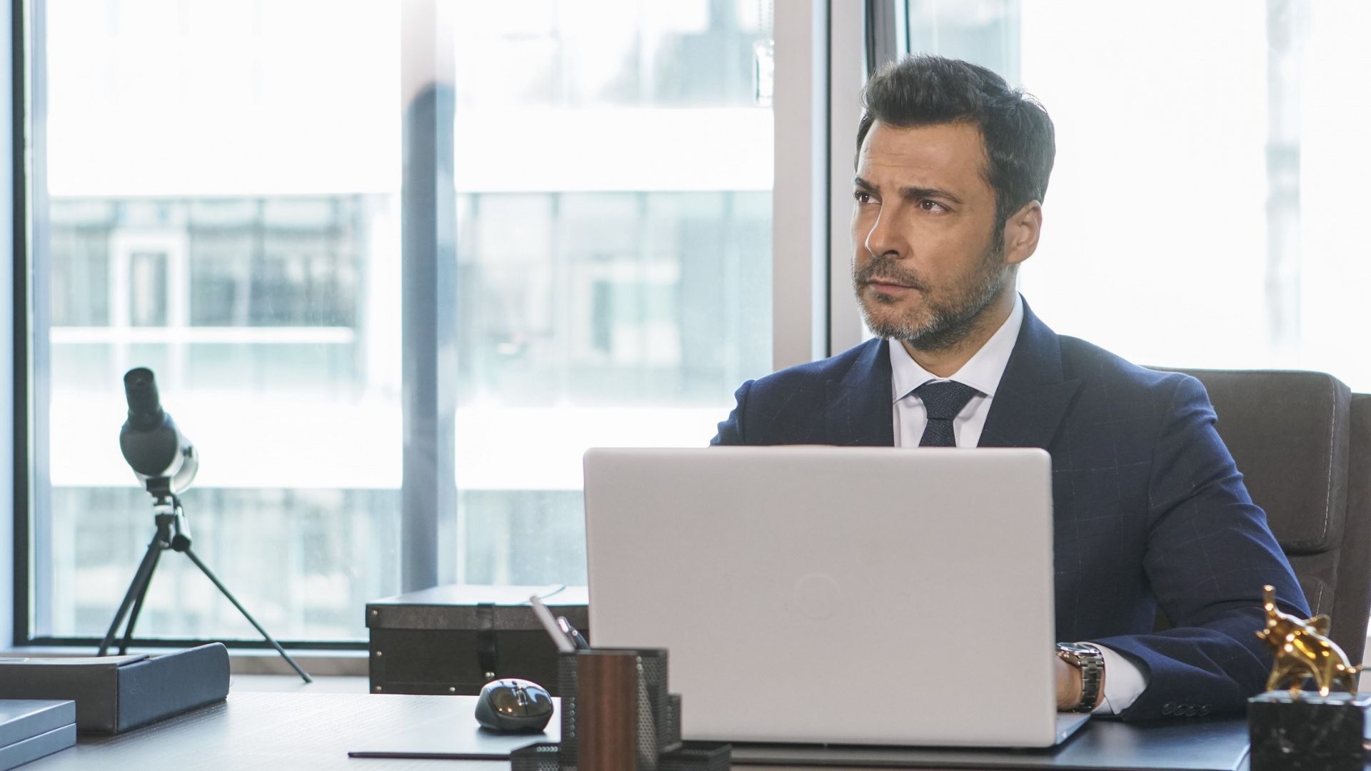 Baris Kilic (Caner Celebi) in una scena di Forbidden Fruit 2