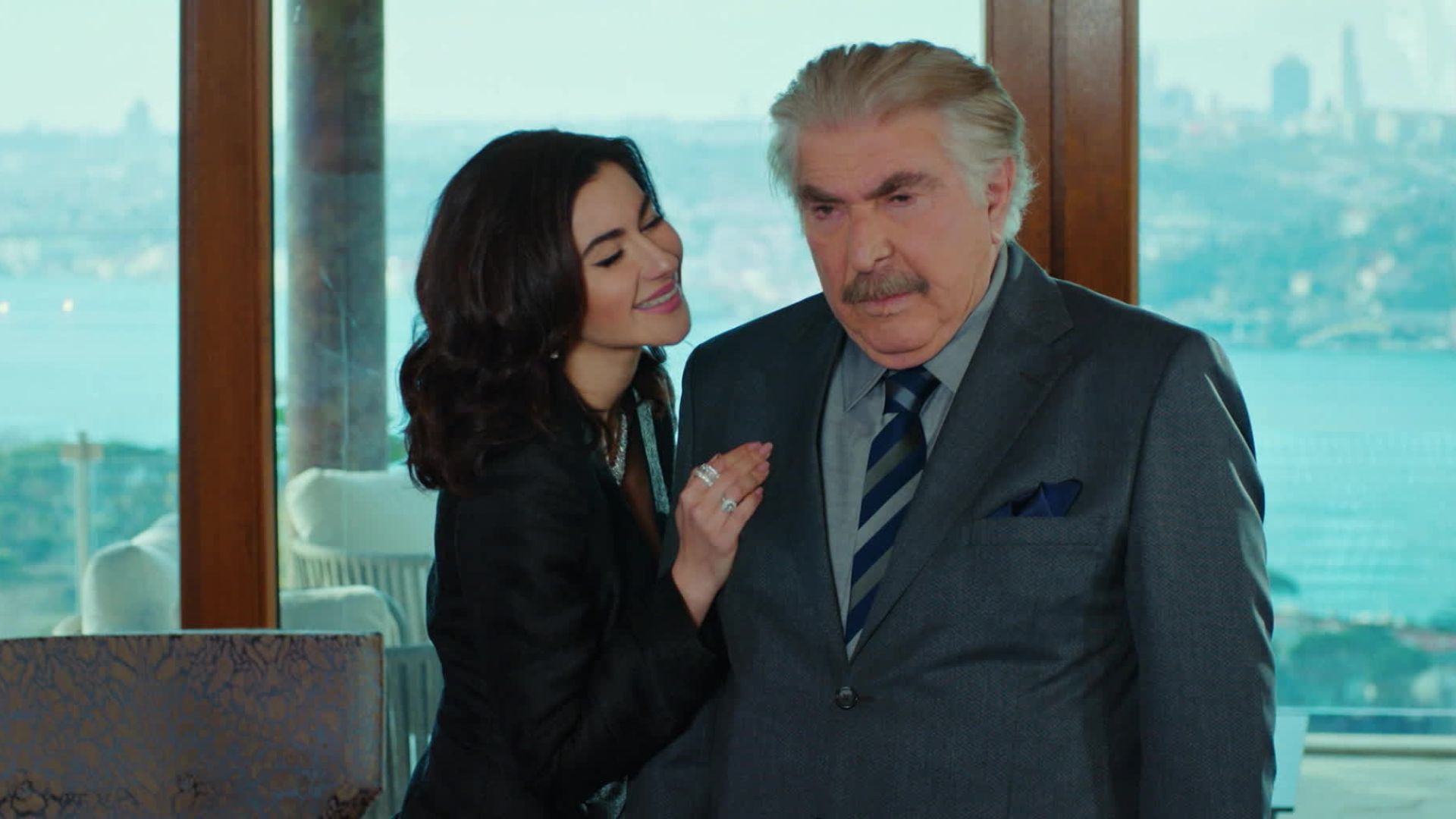 Nesrin Cavadzade (Şahika) e Erdal Özyağcılar (Hasan Ali) in una scena di Forbidden fruit 4
