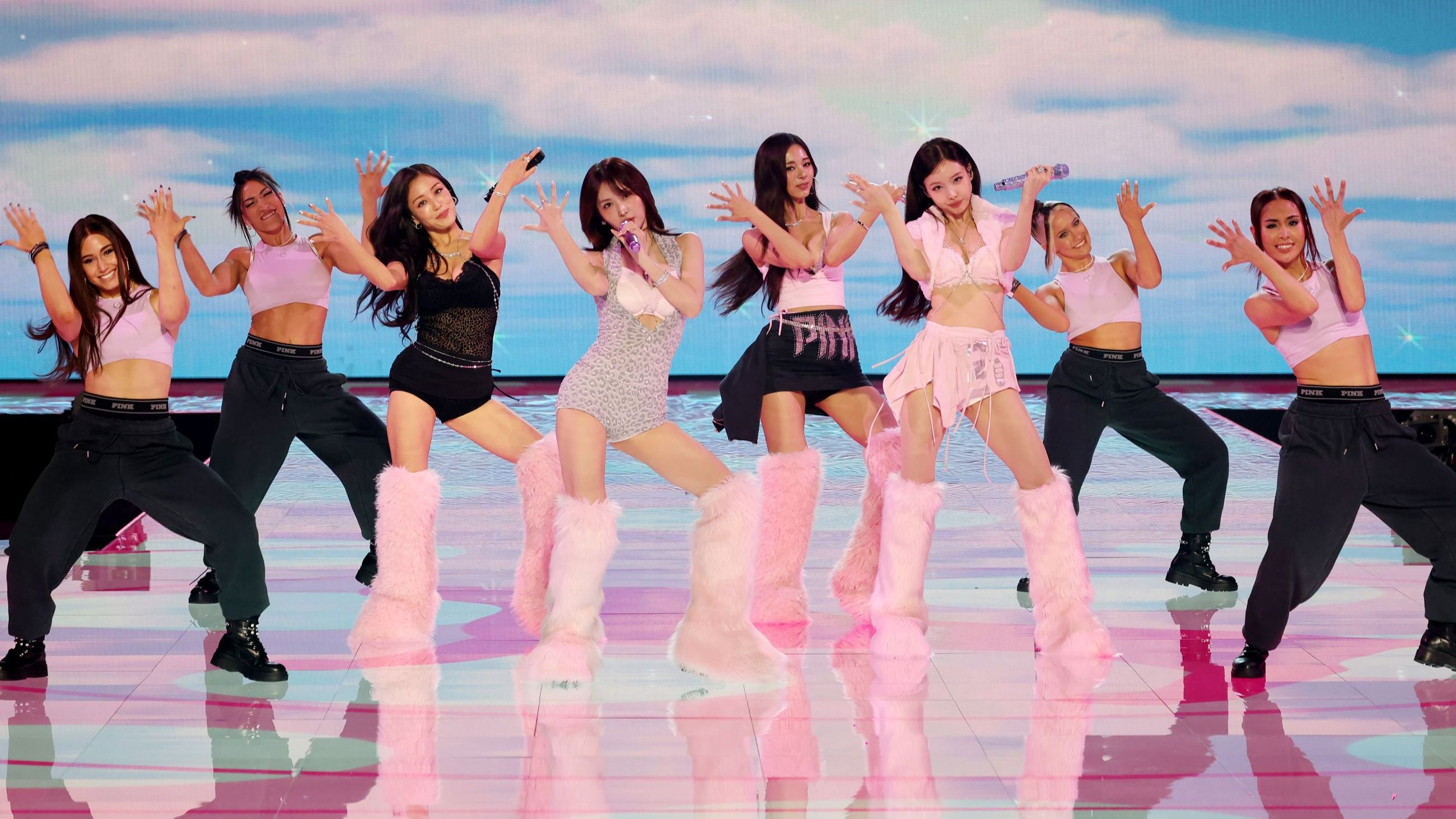 Jihyo, Momo, Tzuyu e Nayeon delle TWICE si esibiscono sulla passerella del Victoria's Secret Fashion Show 2025 il 15 ottobre 2025 a New York City - Credits: Getty Images