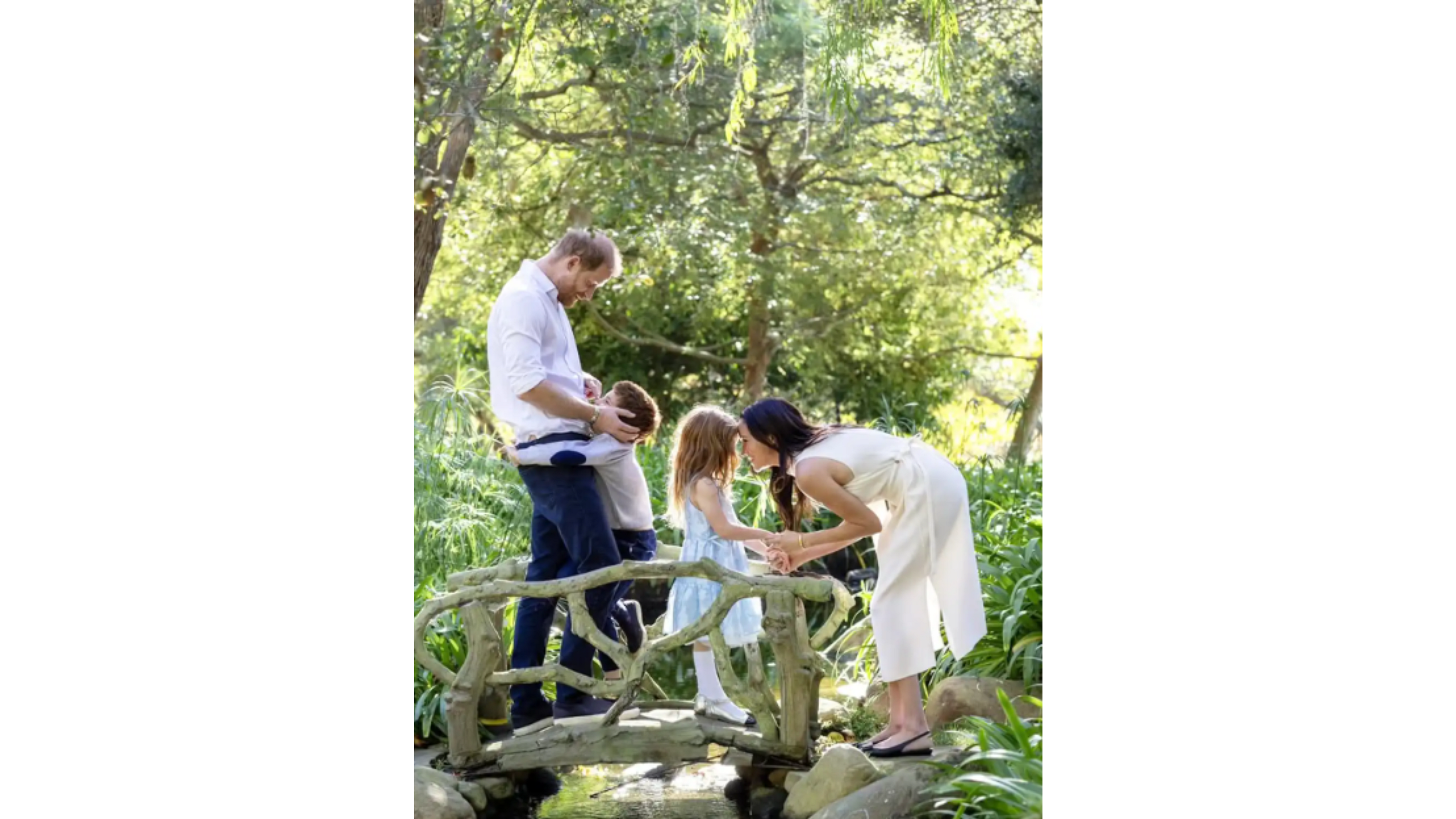 La foto per il Natale 2025 dei Sussex, in un contesto bucolico (Crediti: Instagram)