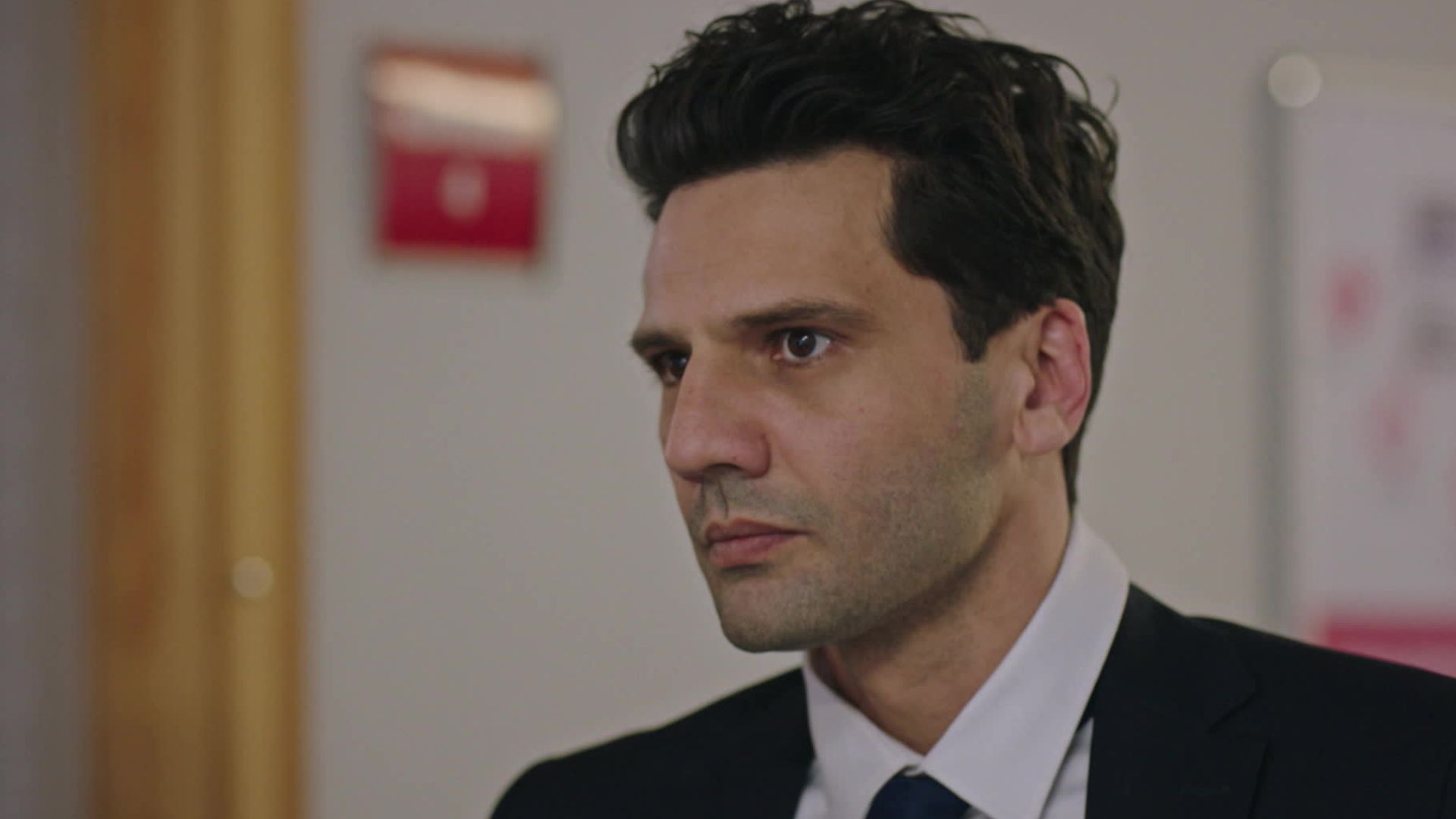 Kaan Urgancioglu (Ilgaz) in una scena di Segreti di famiglia 2