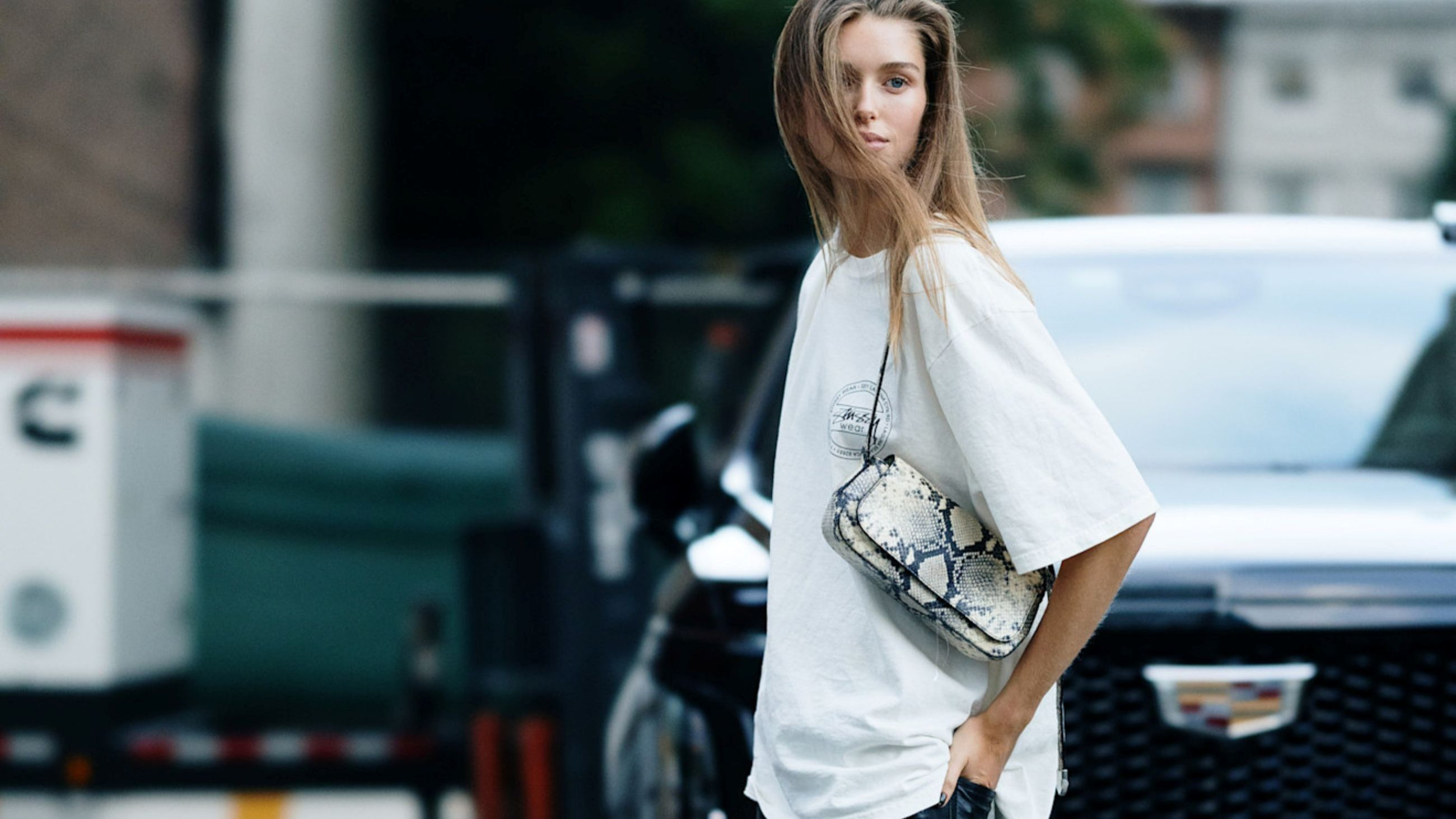 La t-shirt bianca è un capo senza tempo, scelto per dare vita a look comodi e ricchi di stile. Lo testimoniano le strade delle città più glamour, come, ad esempio, New York, ormai passerelle a cielo aperto - Credits: Launchmetrics.com/Spotlight