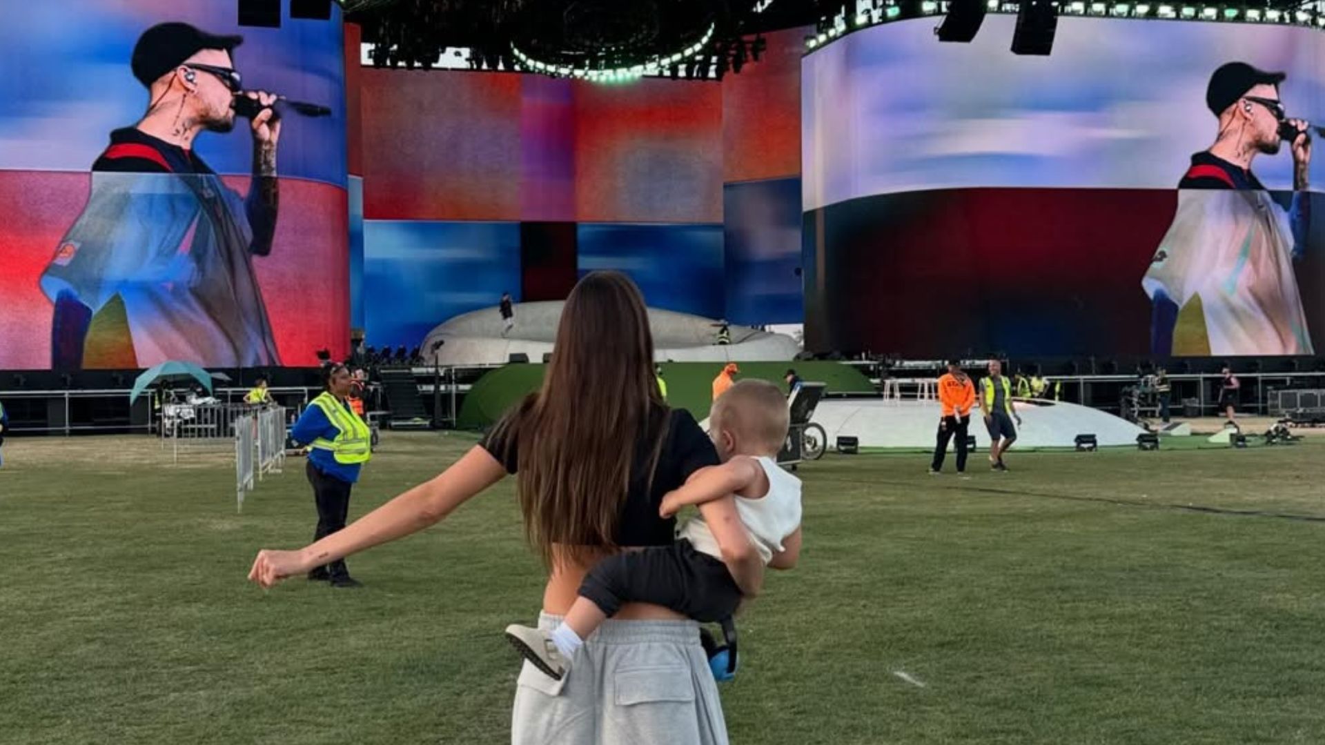 Hailey Bieber con il figlio